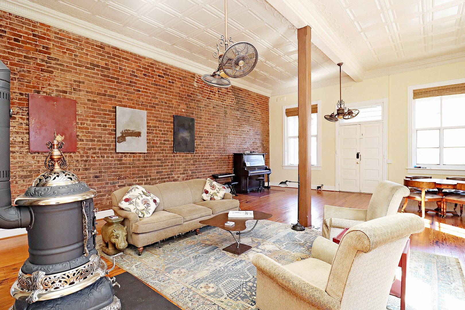 Beautifully Restored Ivy Residence, Fully Furnished with Utilities Included – photo 3