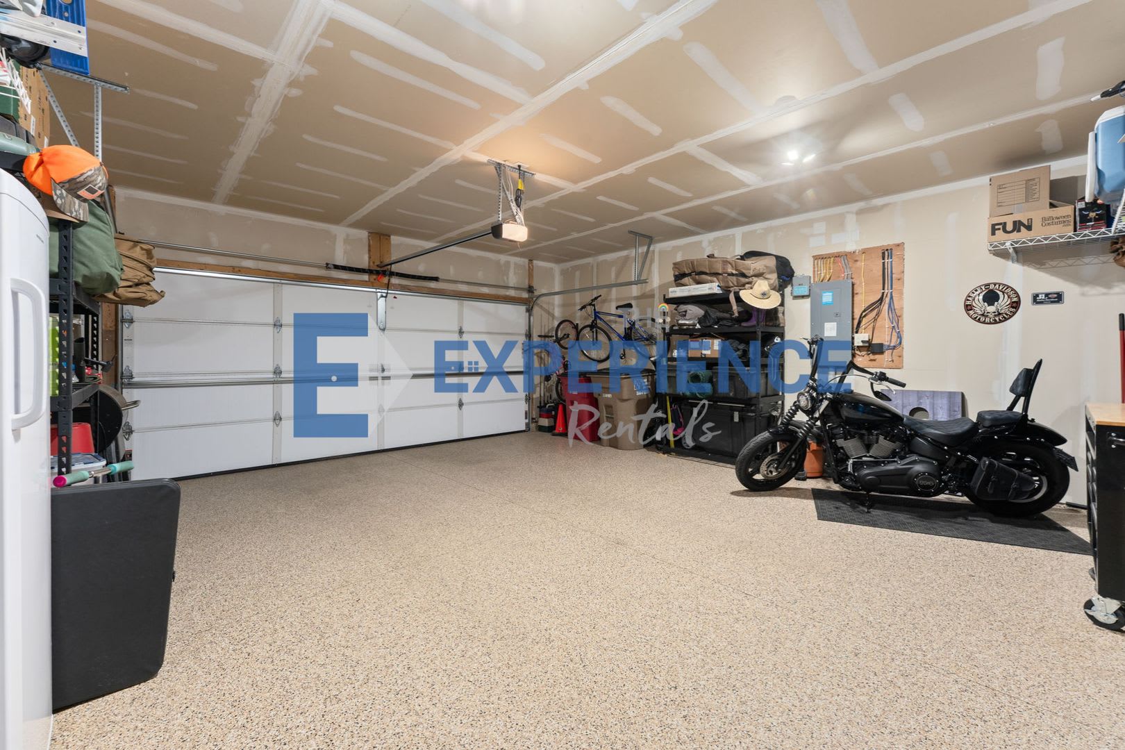 Spacious 3-Bedroom End-Unit Townhome with Main-Level Primary Suite! – photo 3