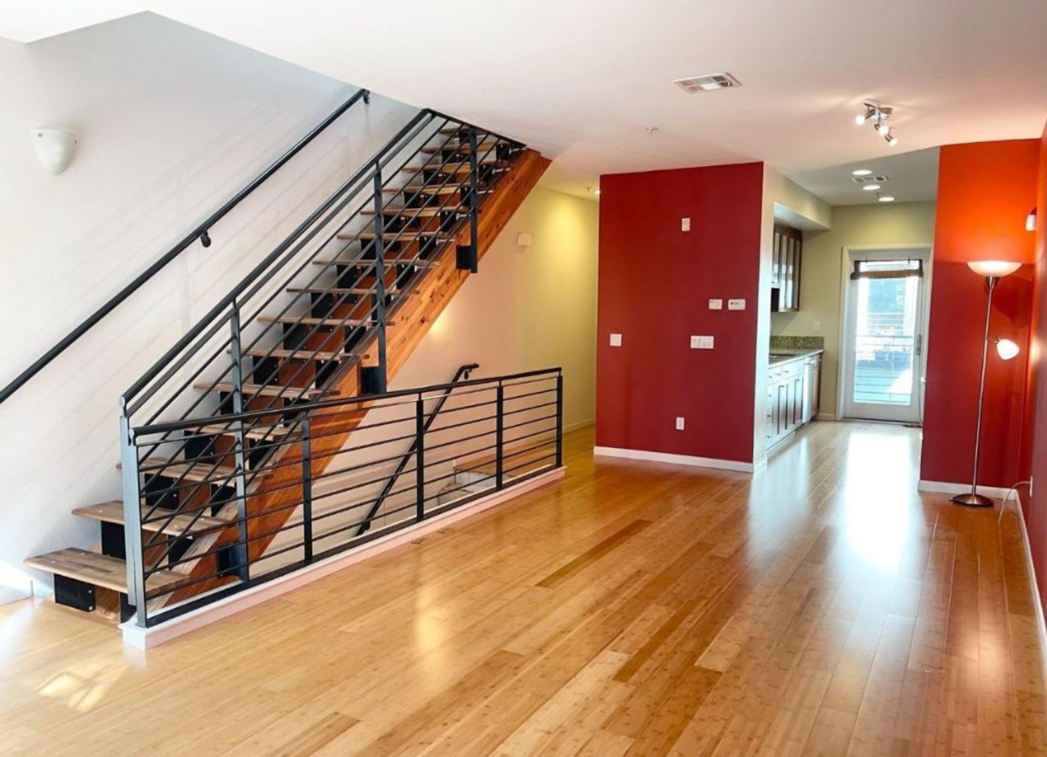 Modern Split Level Townhome 2 Bedroom 2 Bath In Emeryville – photo 3
