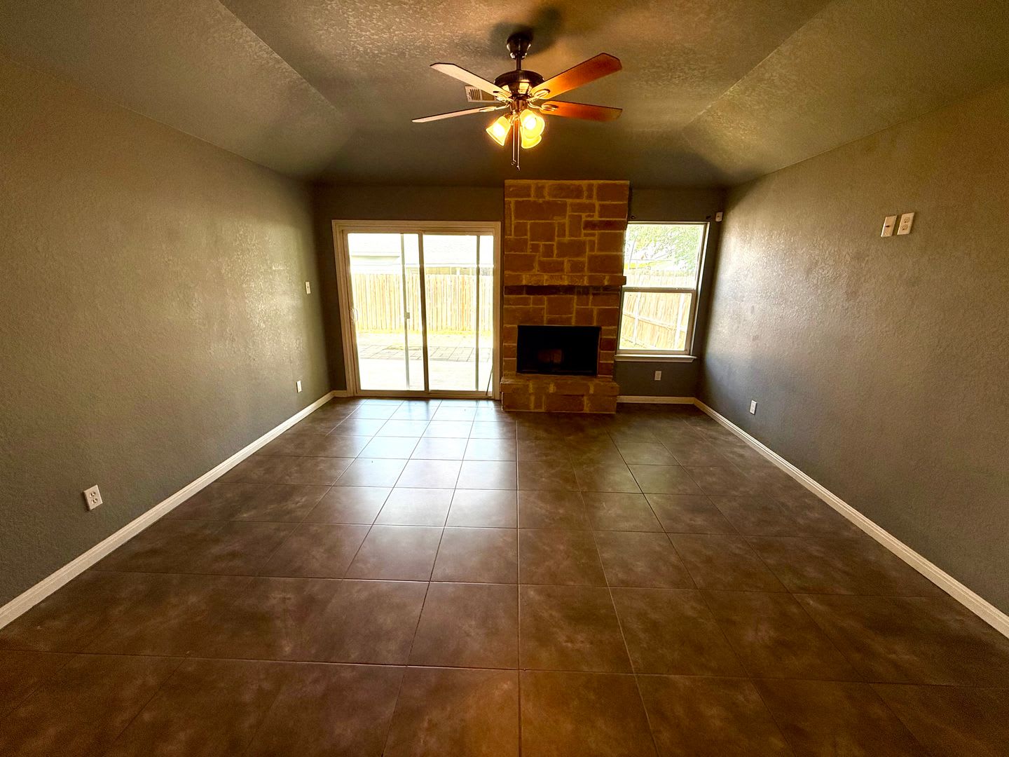 **MOVE-IN SPECIAL** Charming 3-Bedroom Home with Fireplace, Garage & Covered Patio! – photo 4