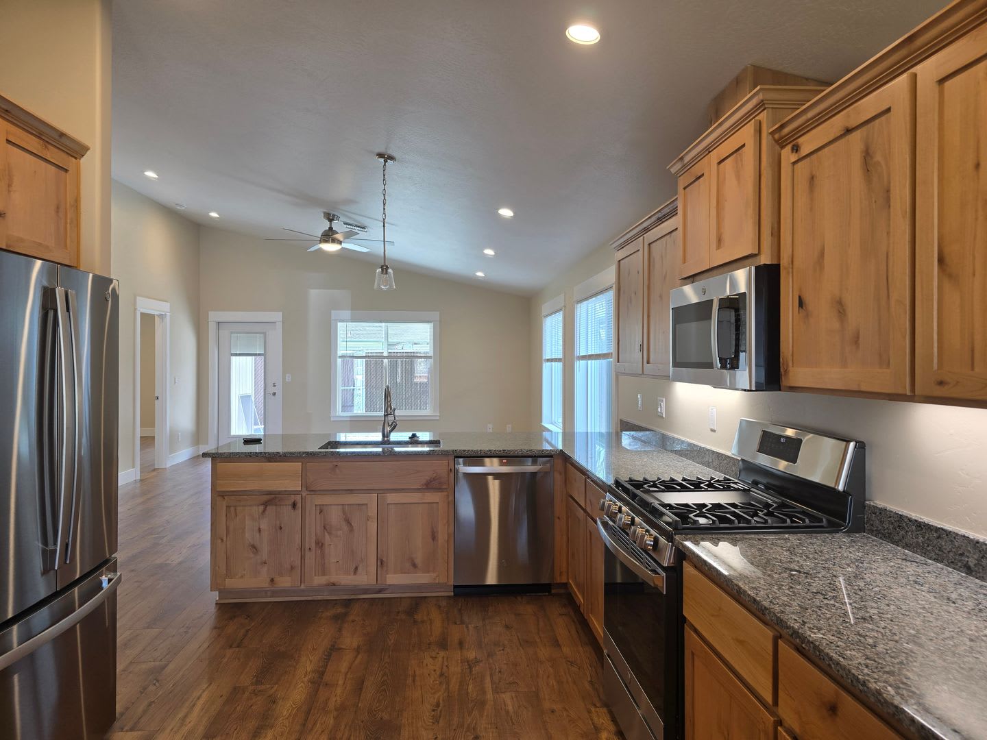 3 bed 2 bath Home for Rent in Grants Pass – photo 4
