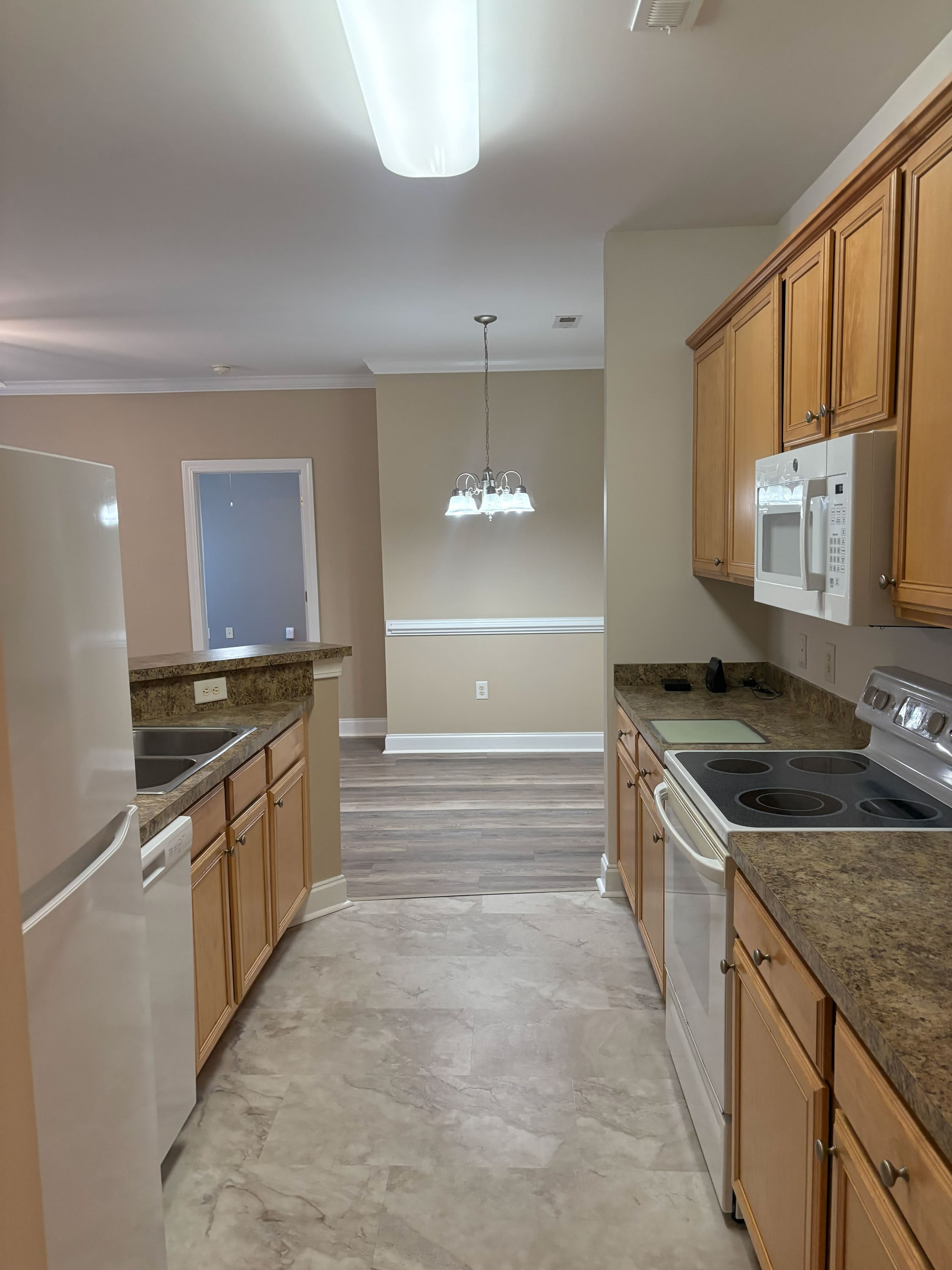 2037 B Silvercrest Dr – photo 2