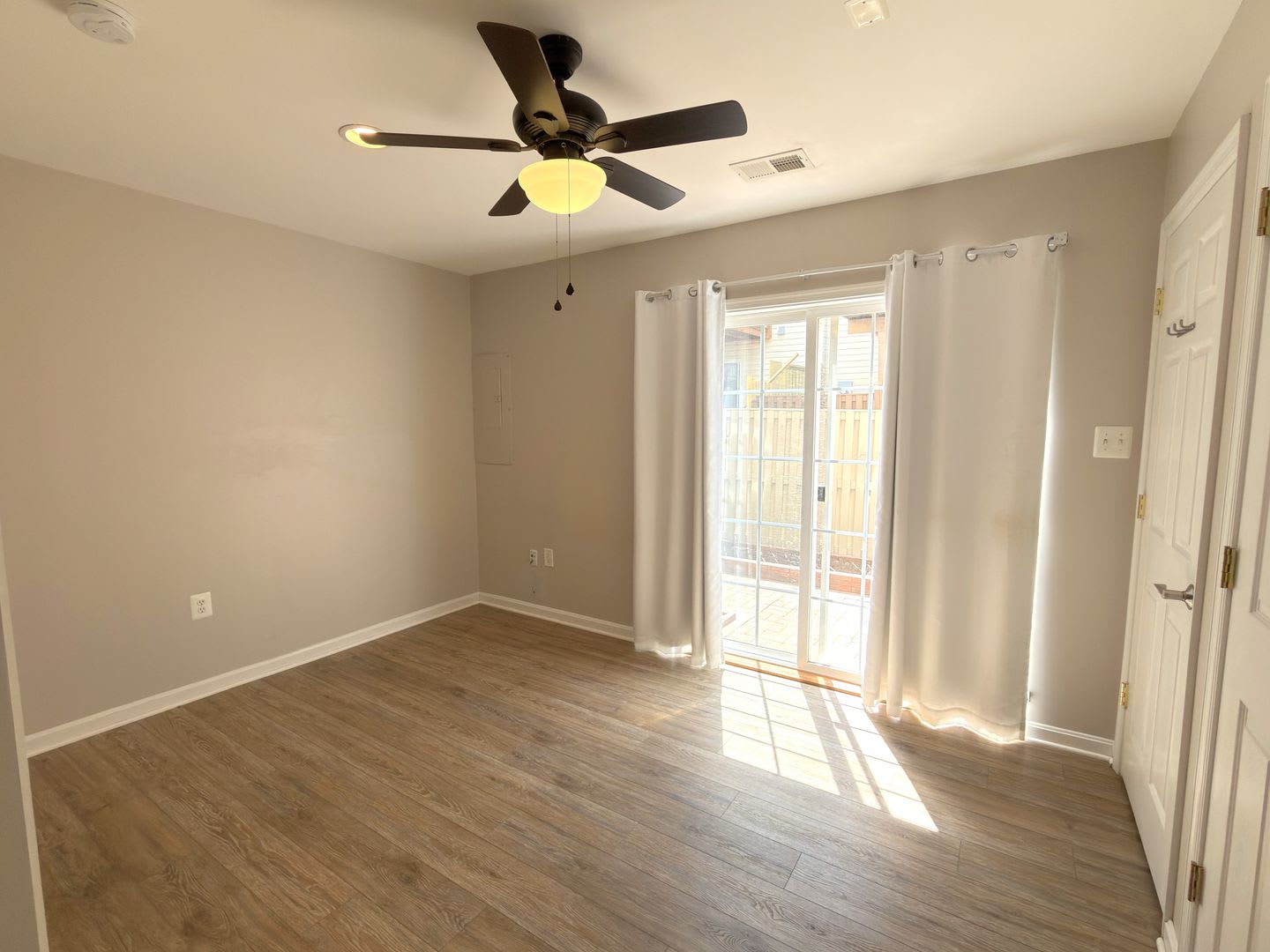 2 Bedroom, 2.5 Bath Garage Townhouse In Ashburn for Rent! – photo 4