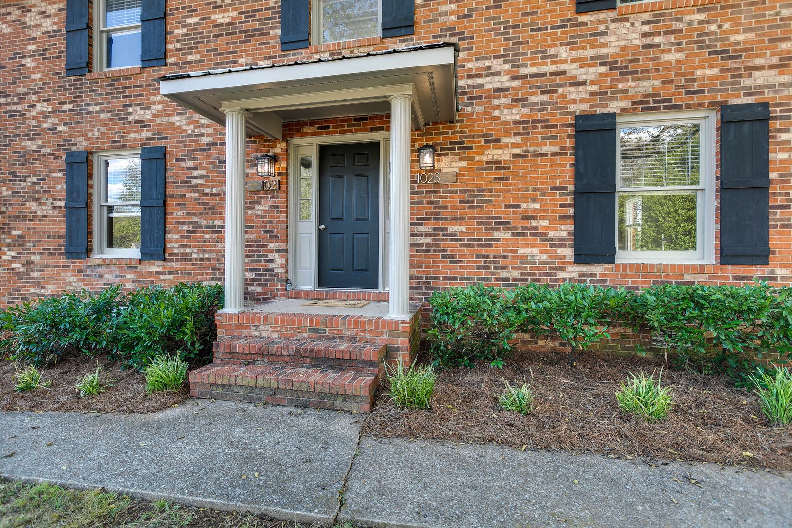 Beautifully Renovated Two Bedroom Duplex – Close to Downtown! – photo 4