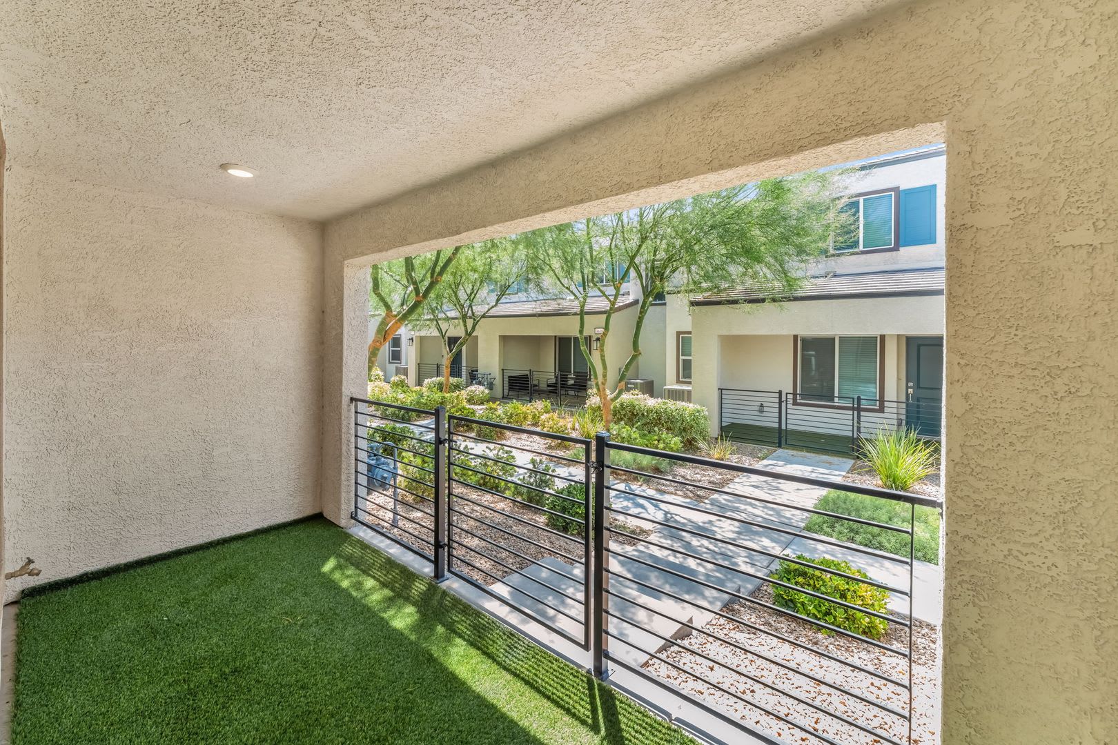 Modern Gated Townhome with Flexible Living Spaces & Stylish Finishes! – photo 3