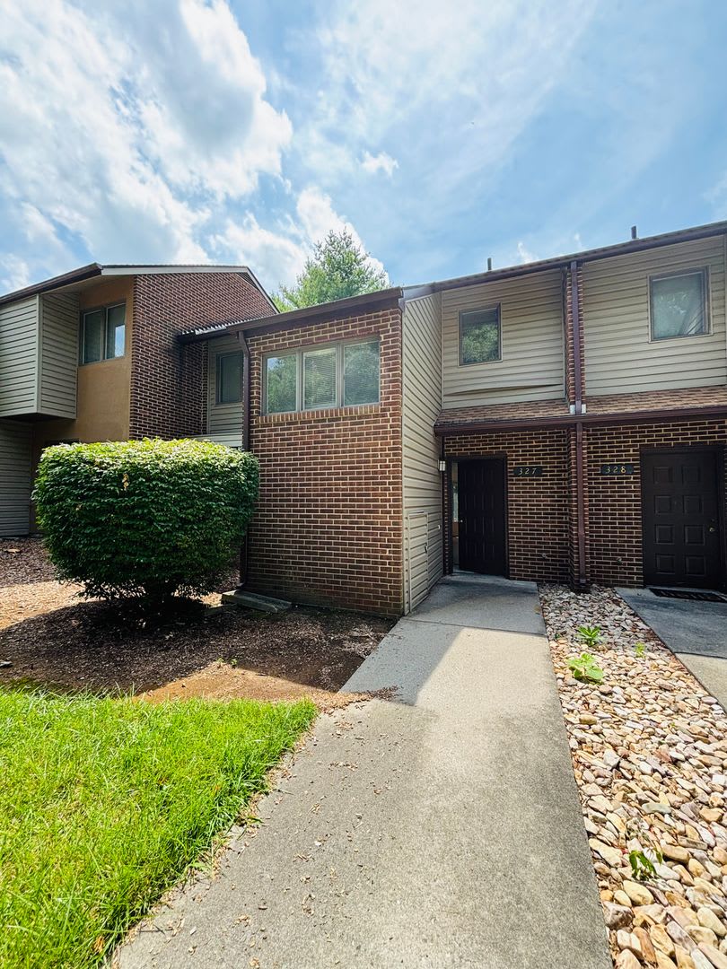 3 Bedroom 2.5 Bath Townhouse – photo 2