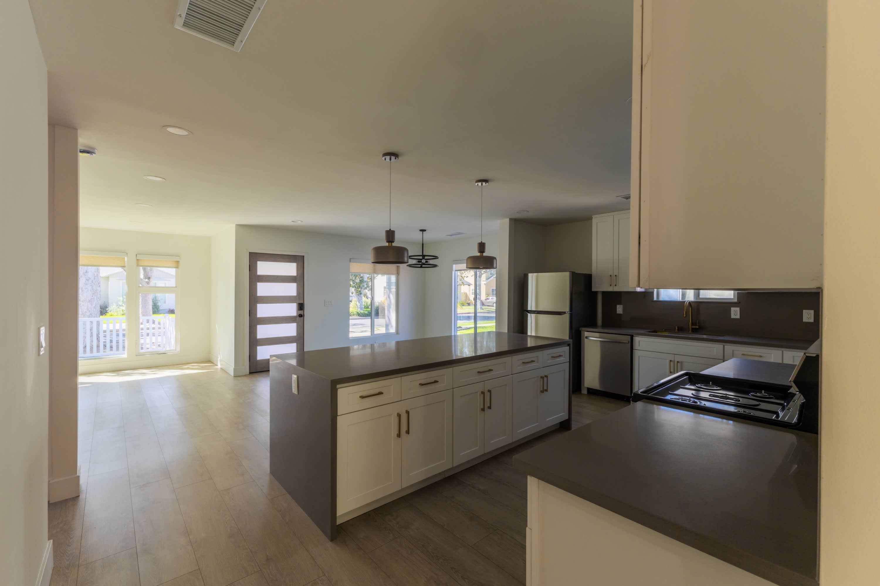17601 Hamlin Street – photo 5