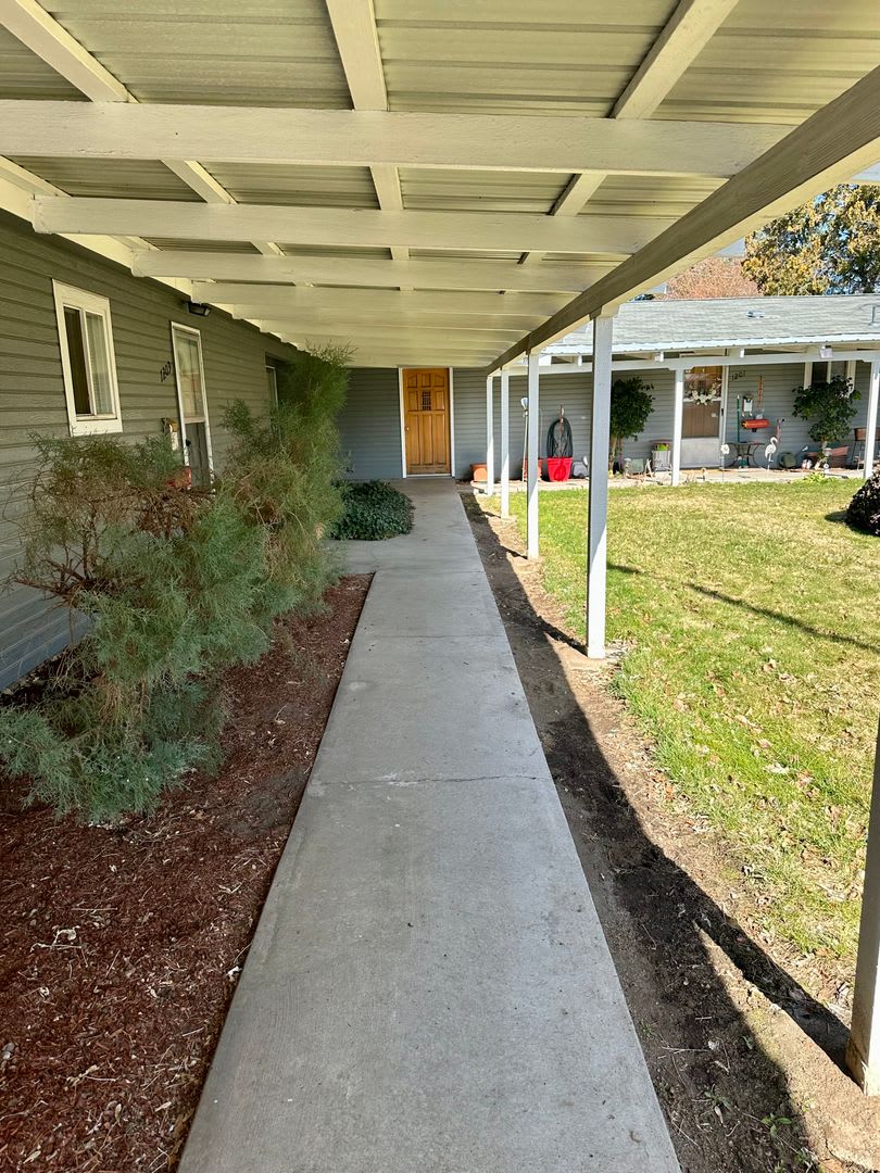 Hard to find 2 bdrm, 1.5 bath unit with water, sewer, and garbage. Onsite laundry and A/C! – photo 2