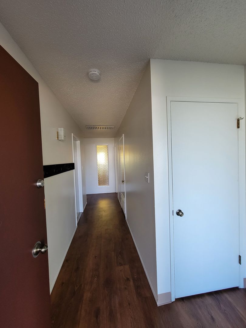Nice 3 Bed/2 Bath w/Yard Care Included Located near Shopping, Parks & Schools in SW Neighborhood! – photo 2