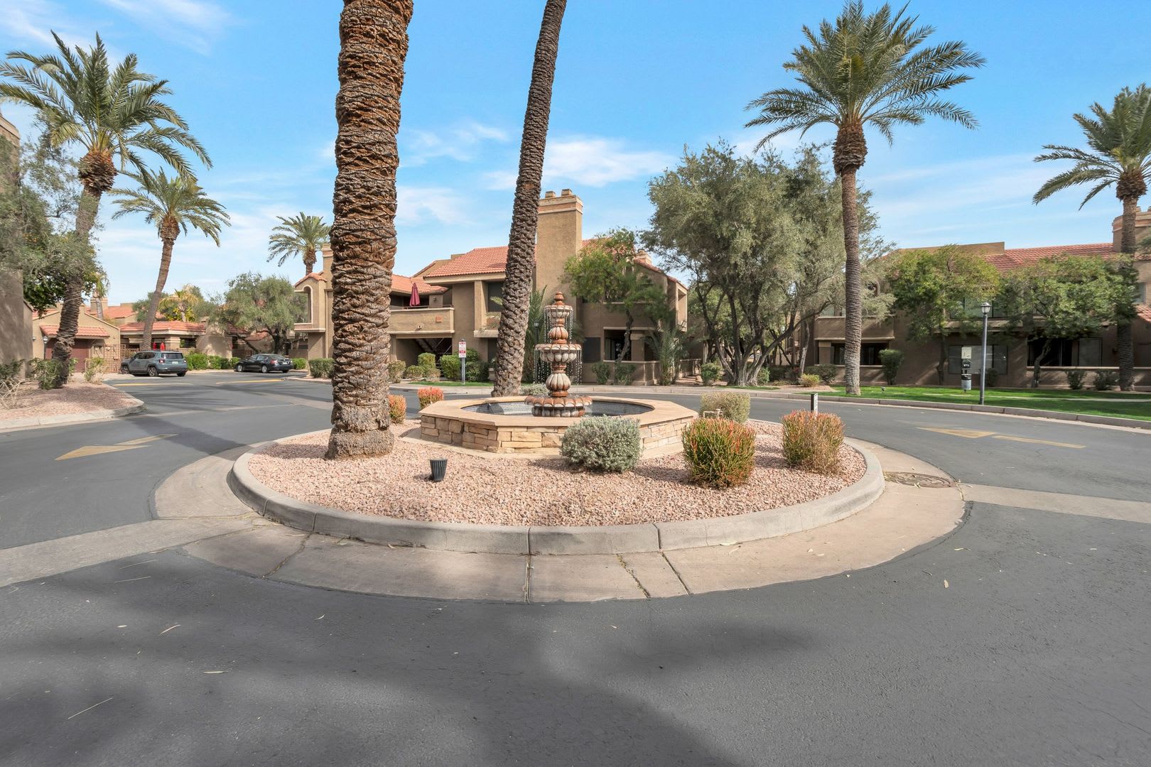 Stunning 2-bedroom, 2-bathroom house located in the desirable area of Scottsdale, AZ. – photo 1