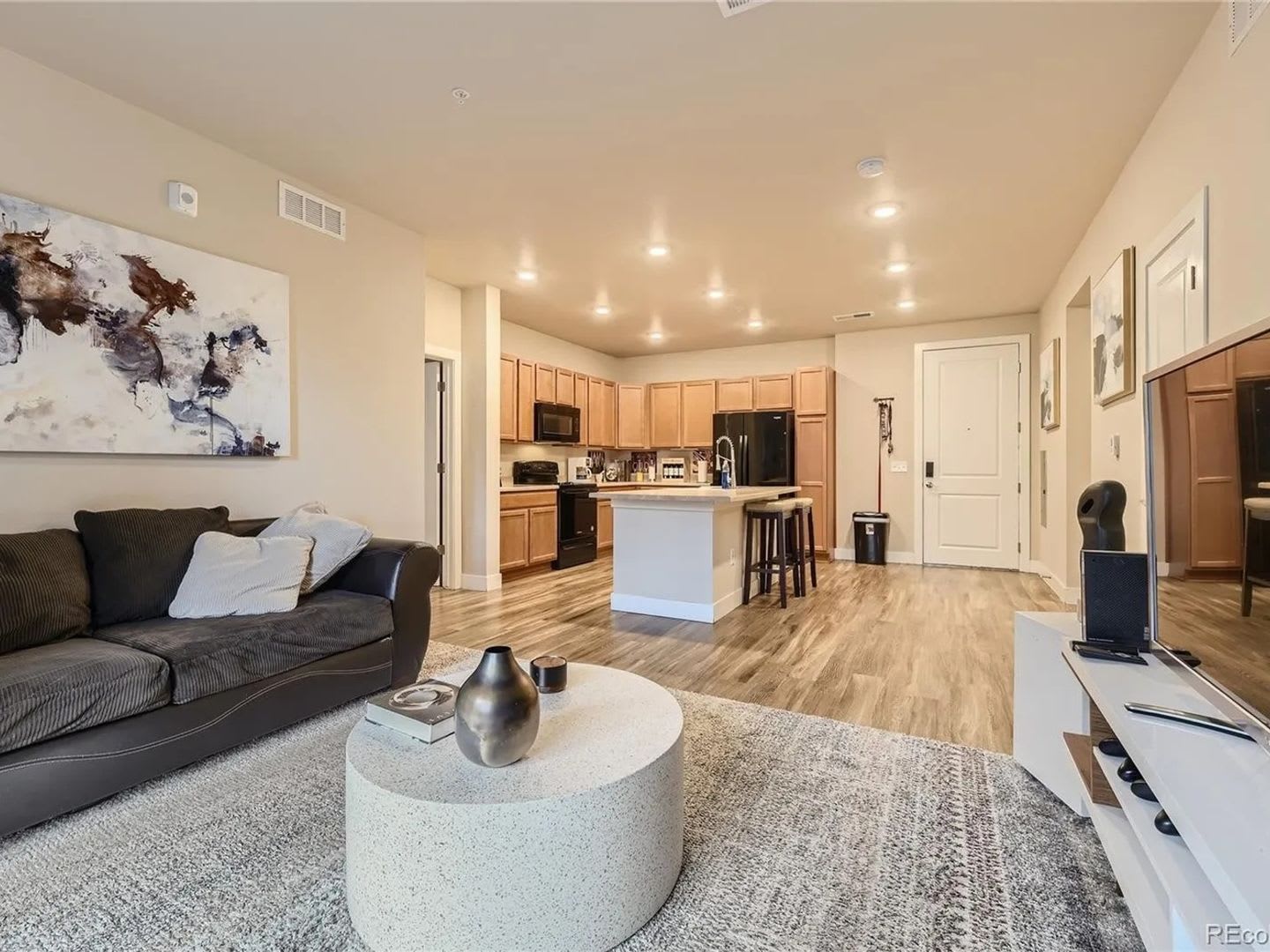 2 Bedroom Condo in Aurora – photo 3