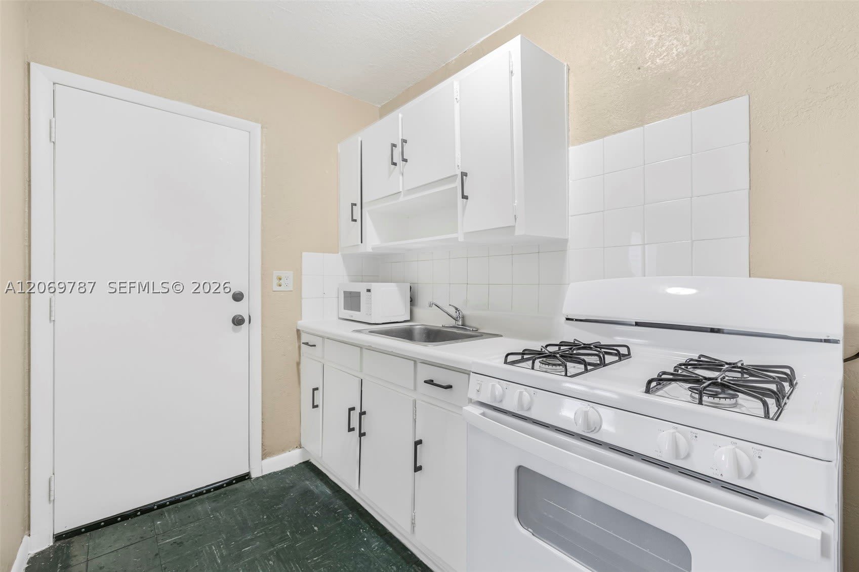 126 SW 18th Ave – photo 2