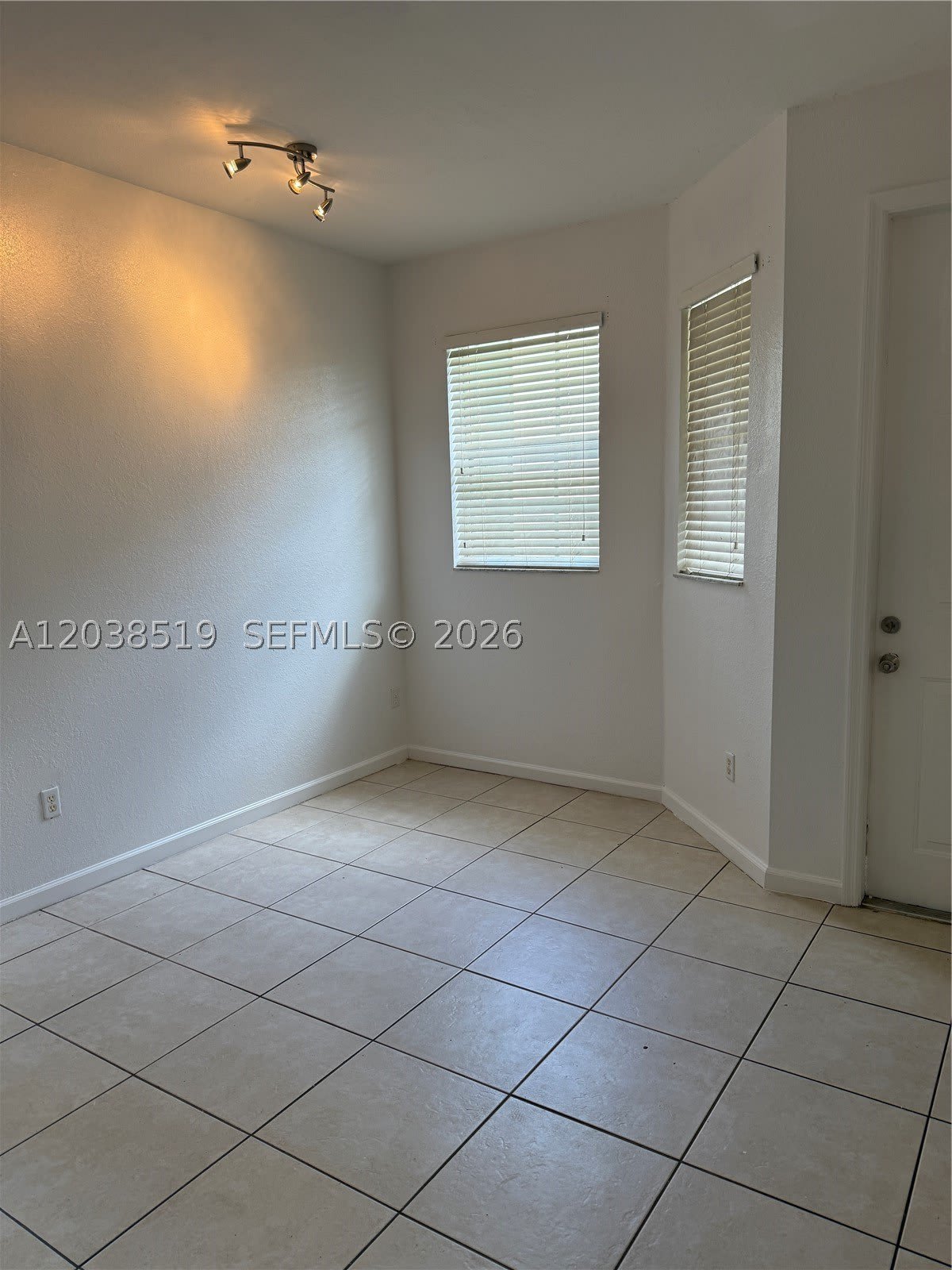 551 NE 21st Ter – photo 4