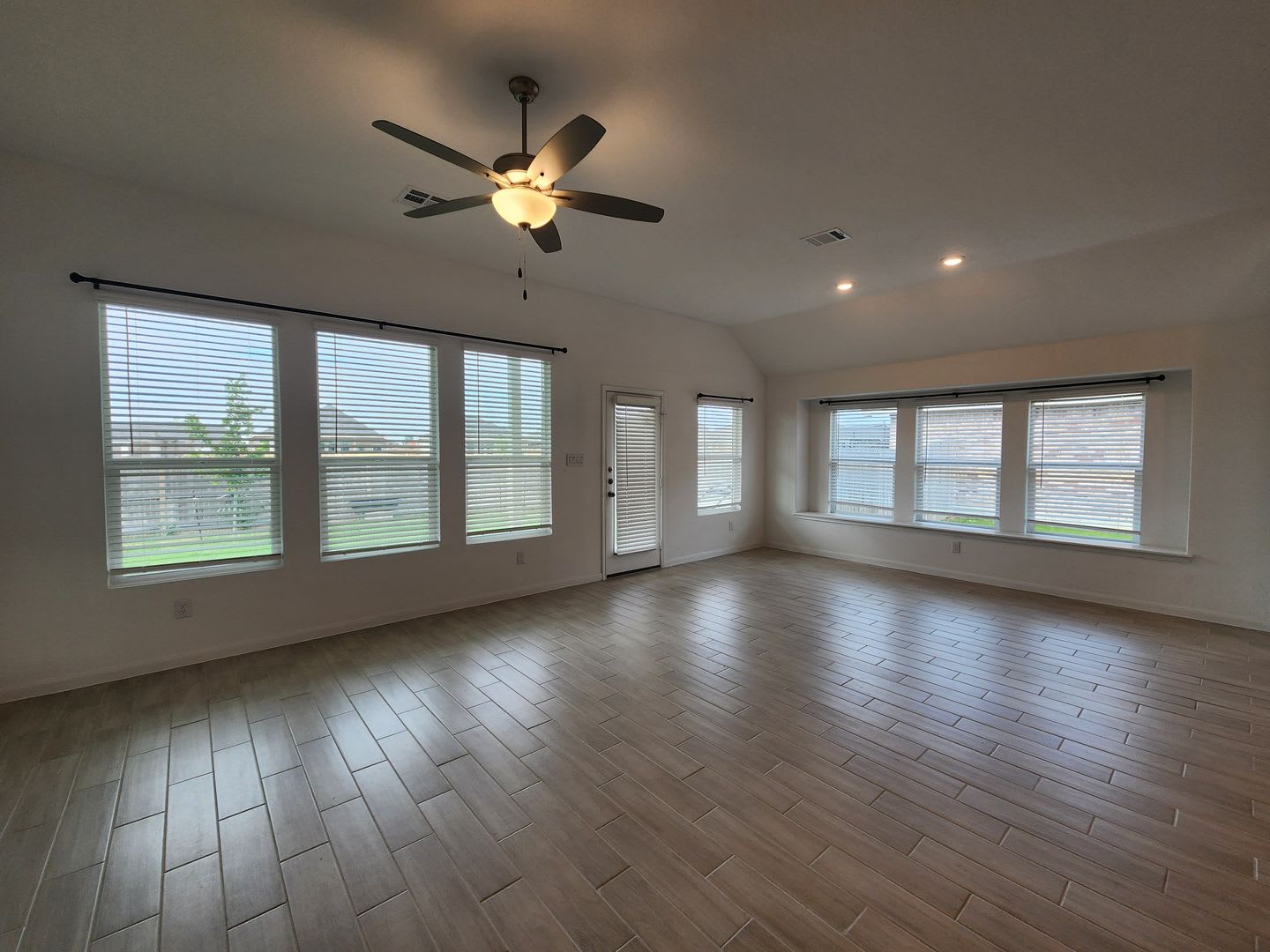 Free Rent Navarro Ranch 4 3 2 With A Bonus Room Fridge Included Covered Patio Fenced In Yard Navarro Isd – photo 3
