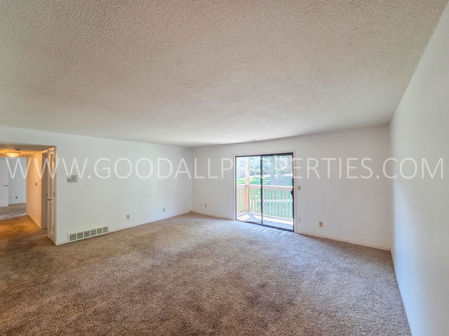 Short term lease available! 2 Bed, 2 Bath Condo with Pool Access in Clive – photo 4