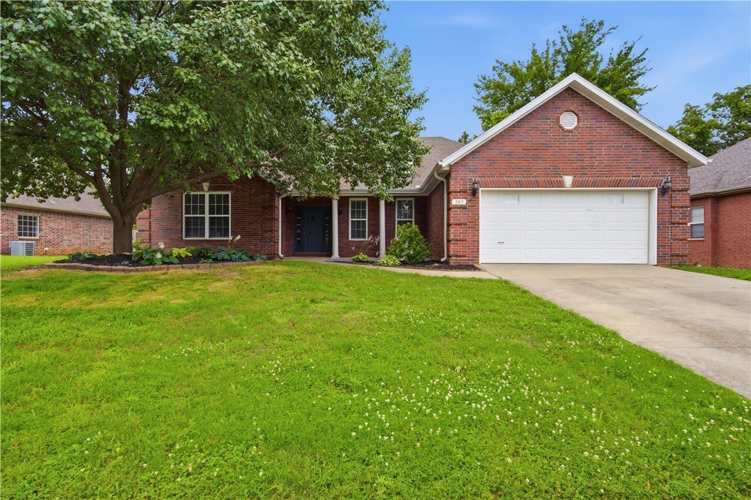 305 NW Palomino Street – photo 1