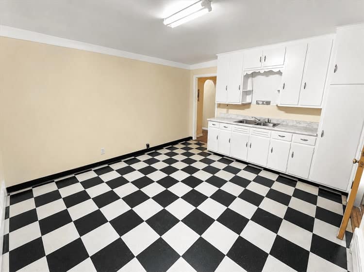 223 W Washington Ave – photo 2