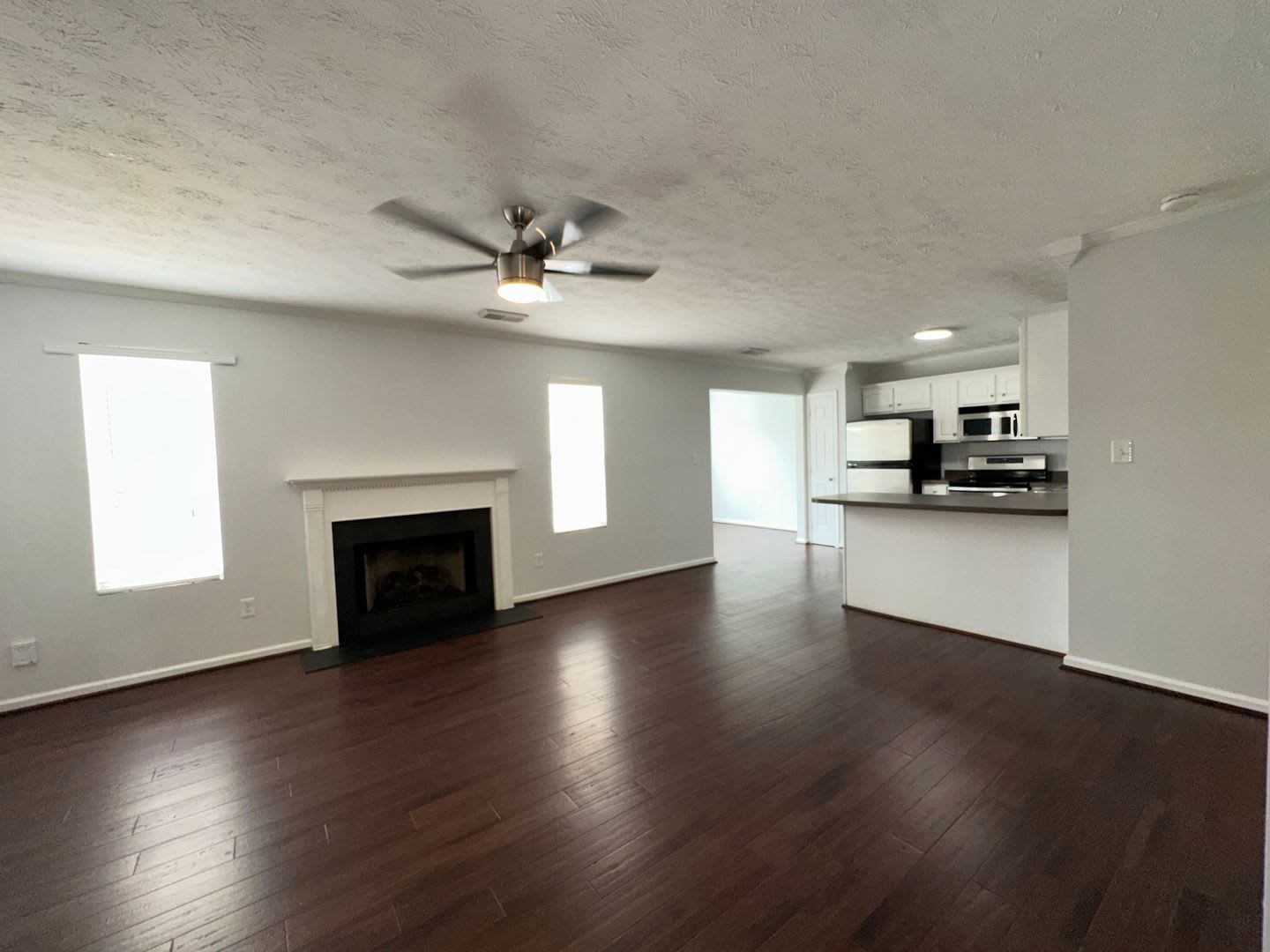Lovely Single Family House! All Electric, Garage, Deck, Privacy Fenced Backyard, Pets Ok! – photo 3