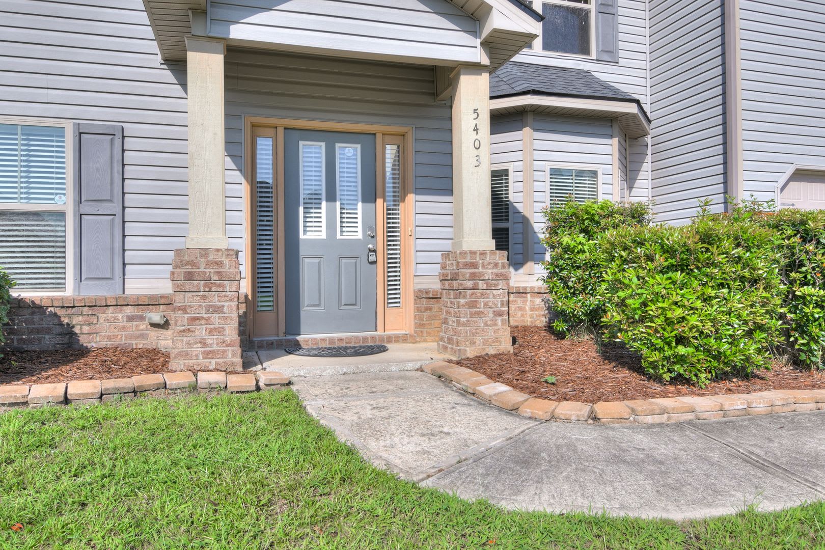 Freshly Repainted Large Home – photo 4
