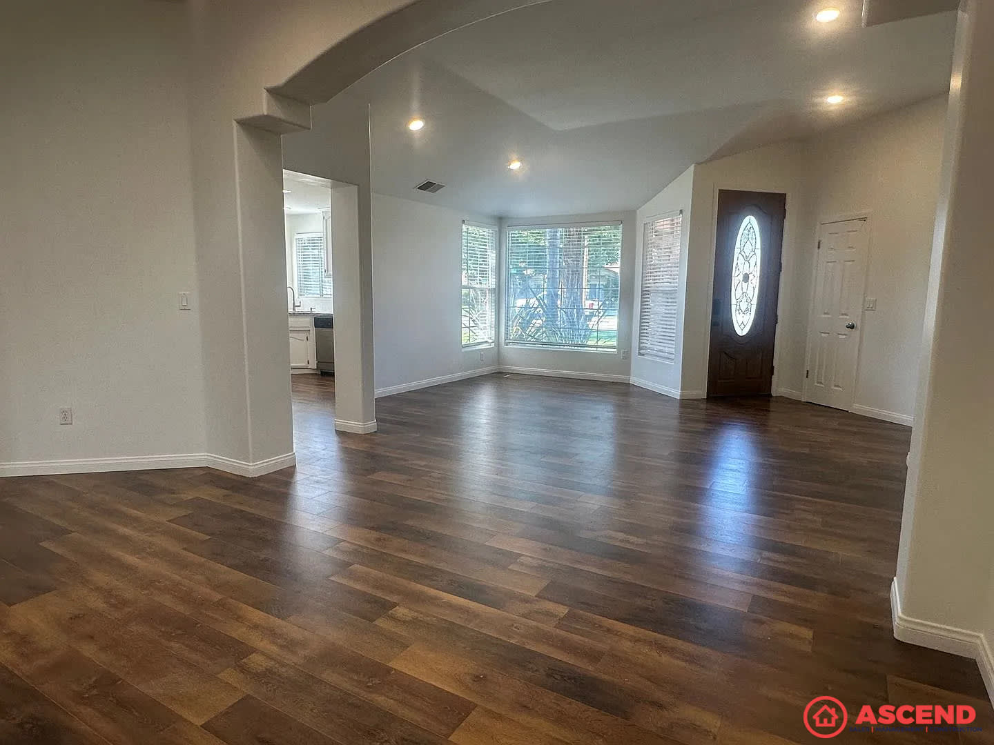 Spacious 3Bd 2 5Ba Home In Bakersfield S 93311 Hoa Community Pool Fireplace Garage Small Pets Welcome – photo 3