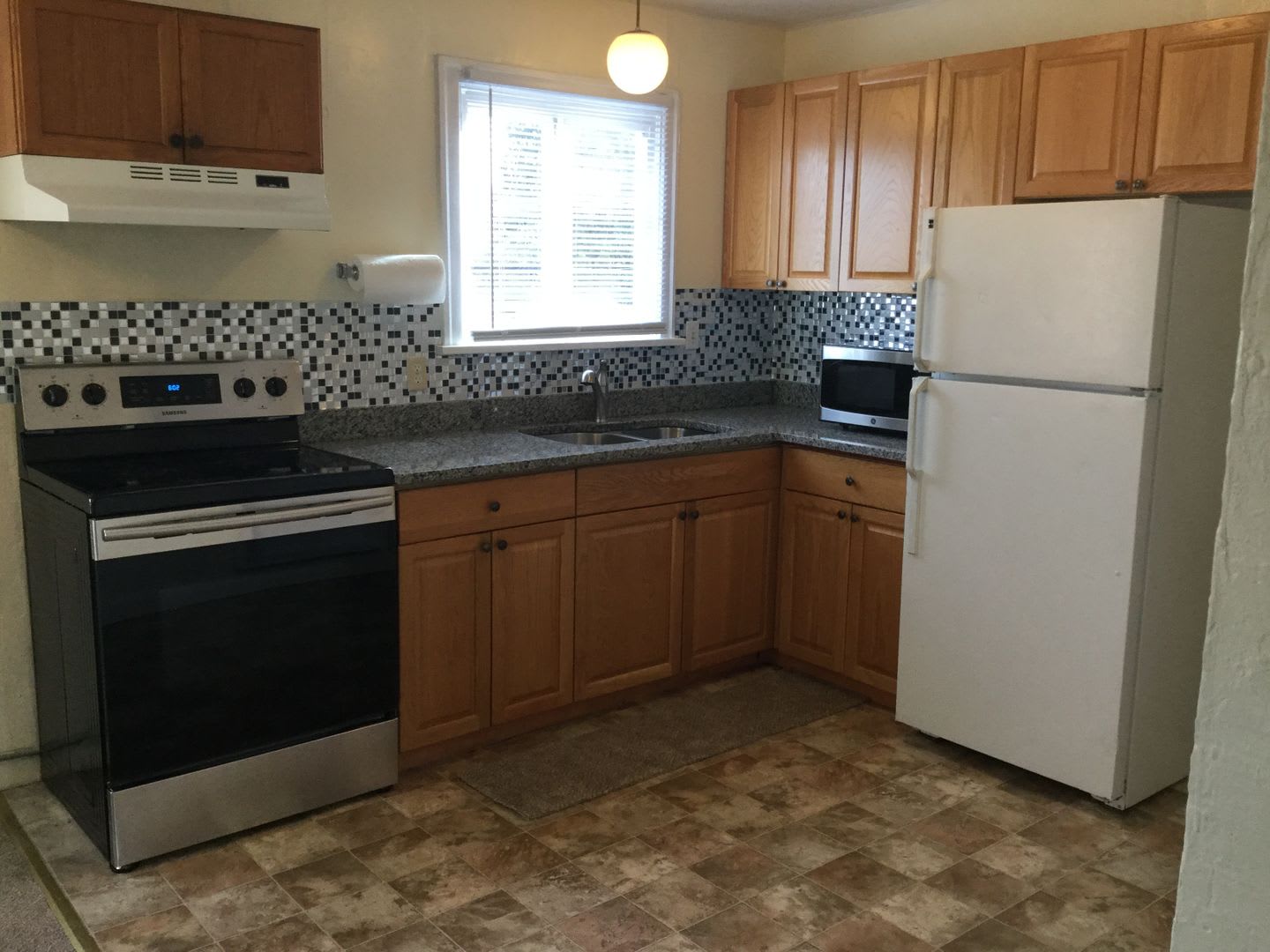 Freshly Updated 3-Bedroom Everett Apartment with Private Deck & Utilities Included – photo 4