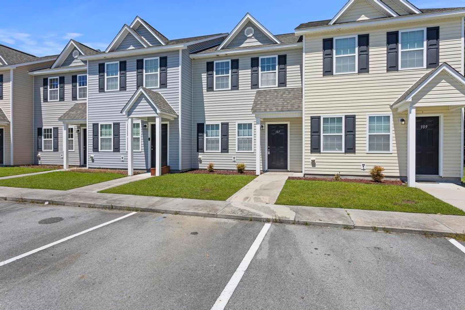Minutes to OAJ Airport! Beautiful Townhomes! – photo 2