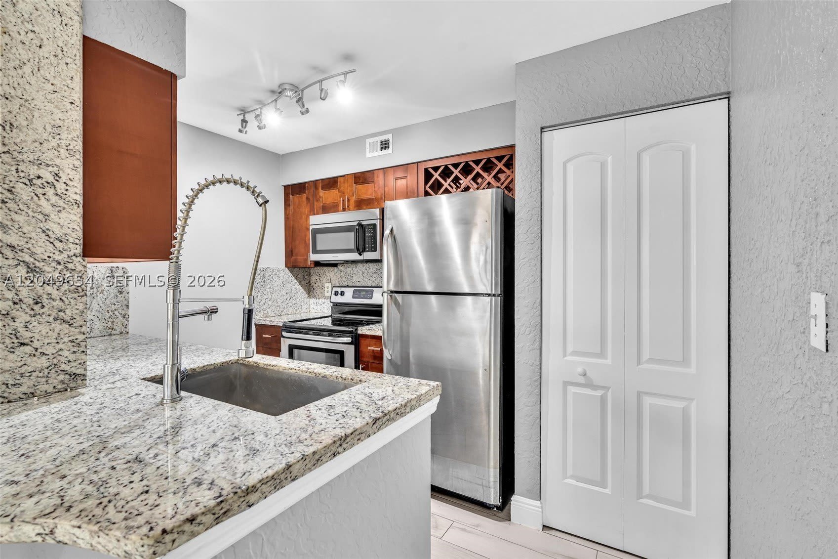 2851 N Oakland Forest Dr – photo 2