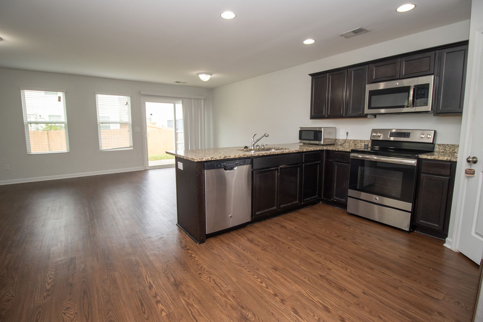 Modern Comfort In A Quiet Cul De Sac 3 Bed 2 5 Bath Home In Eastfair Subdivision Just 10 Minutes To Fort Jackson – photo 5