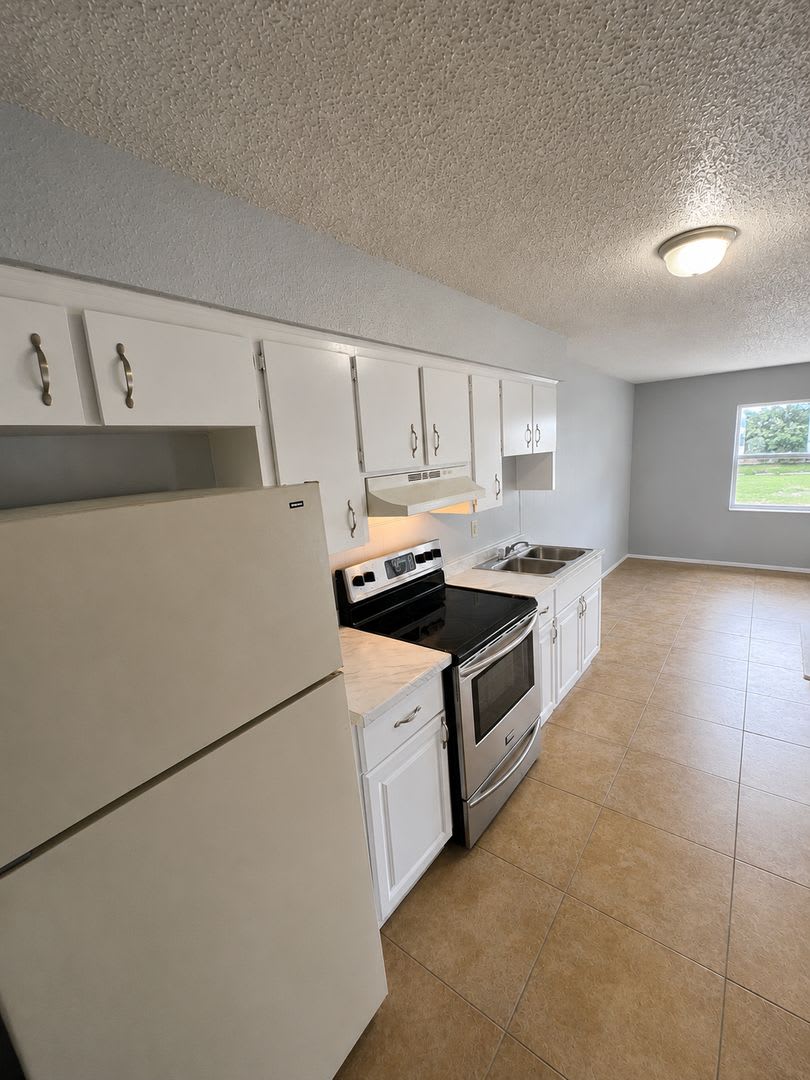 Spacious 2BR/1BA Duplex in Central Lakeland – Tile Floors Throughout! – photo 4