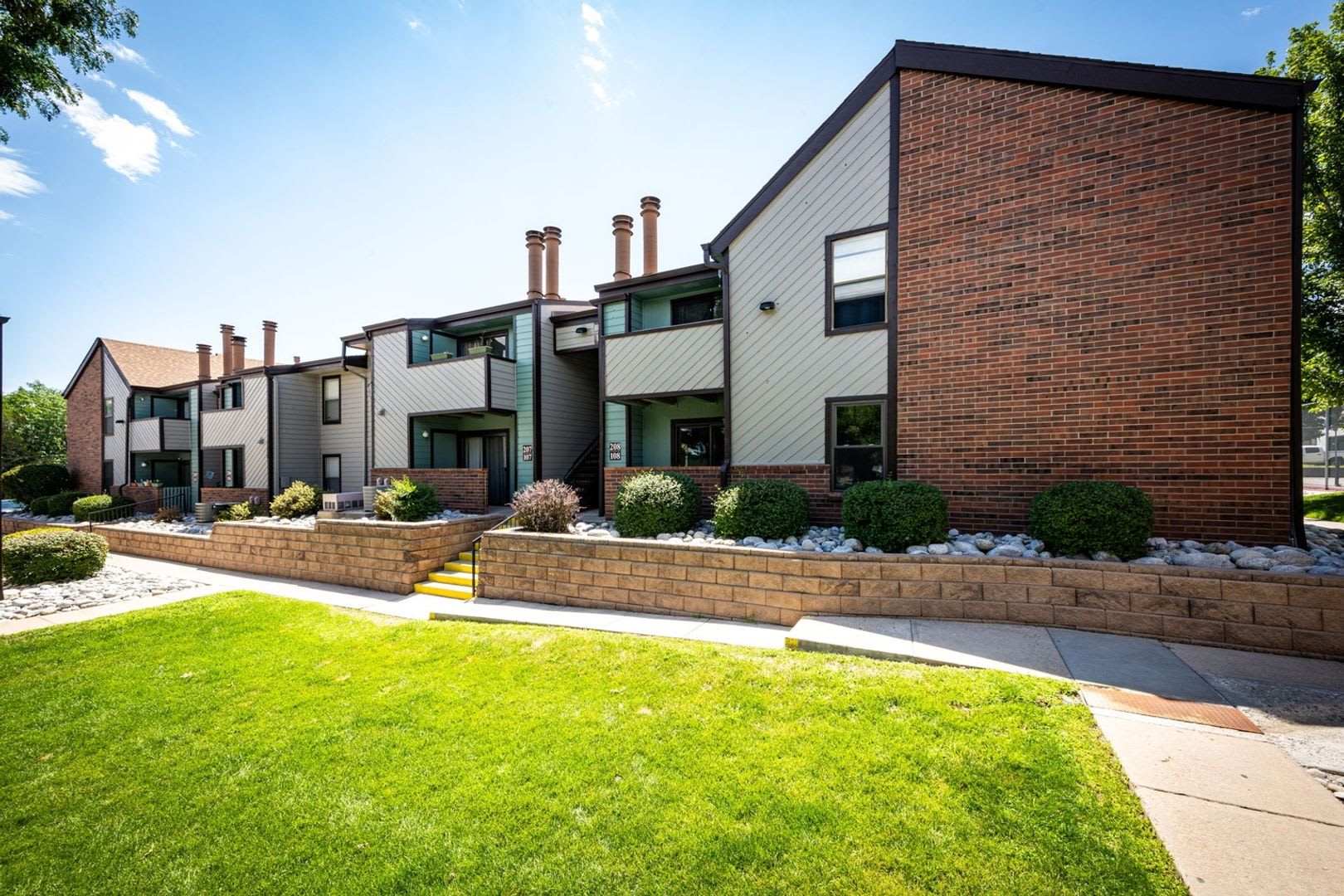 Charming 2BR Townhome in Aurora – photo 3