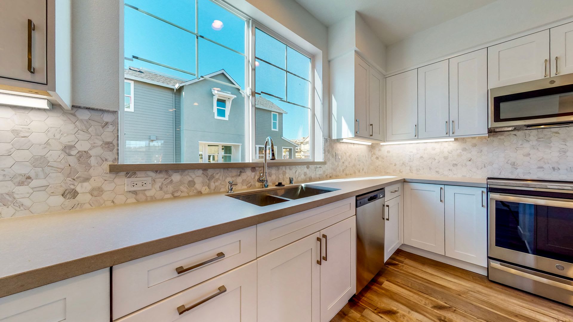 Beautiful Newly Constructed Fountain Grove 3 Bedroom 2.5 bathroom Townhome with A/C and Solar – photo 4