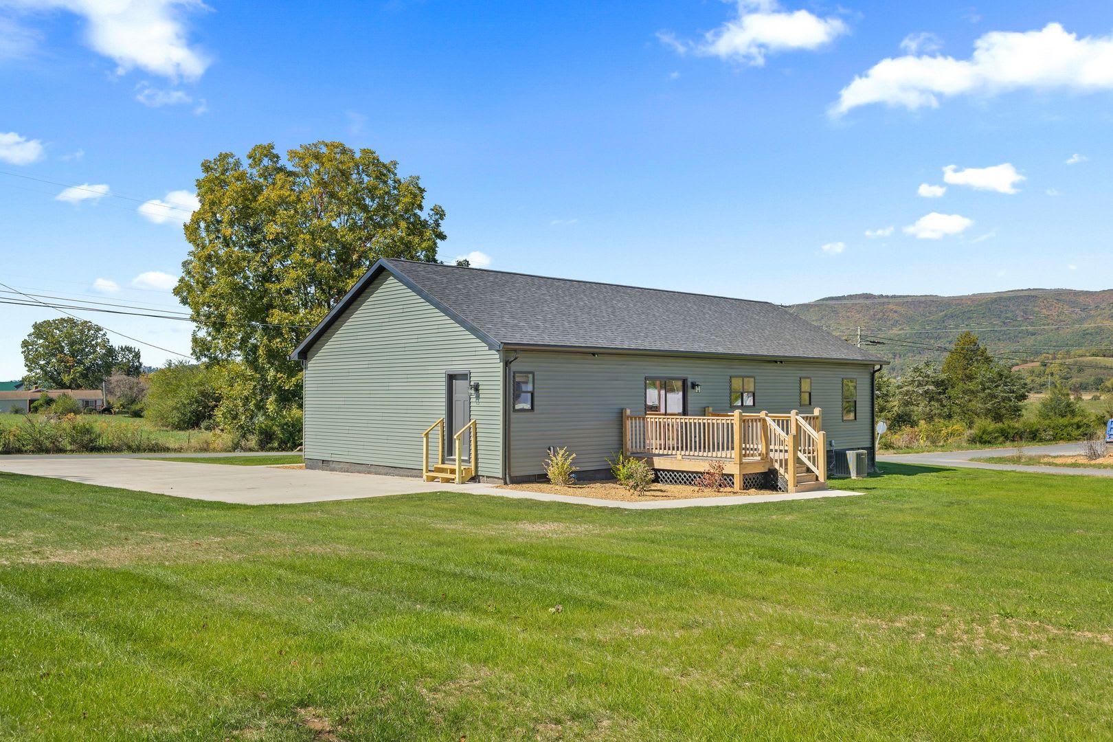 Modern Mountain Living Minutes from the Watauga River! – photo 4