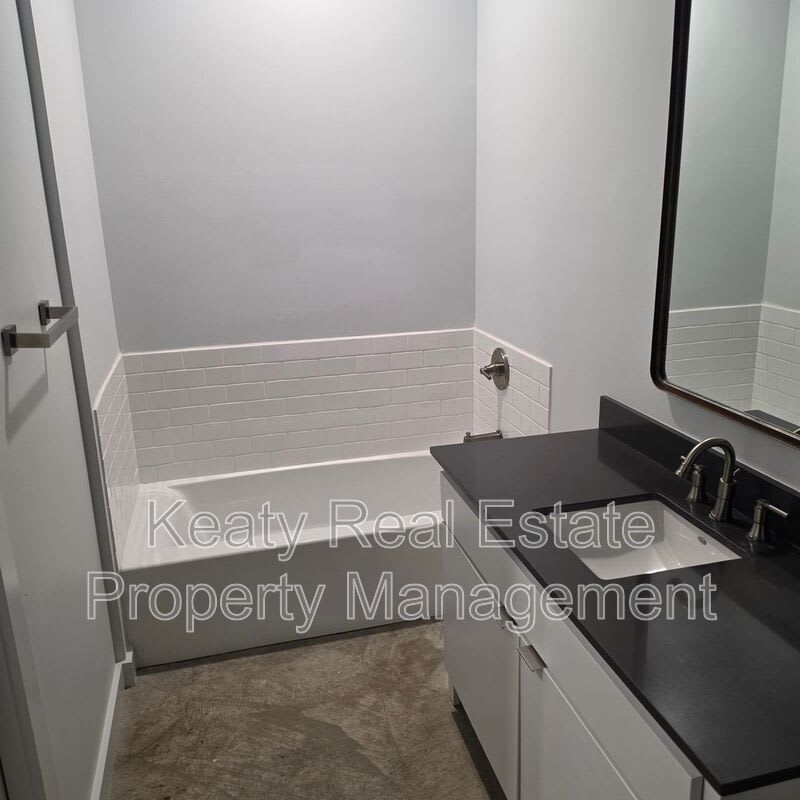136 E Cypress St – photo 4