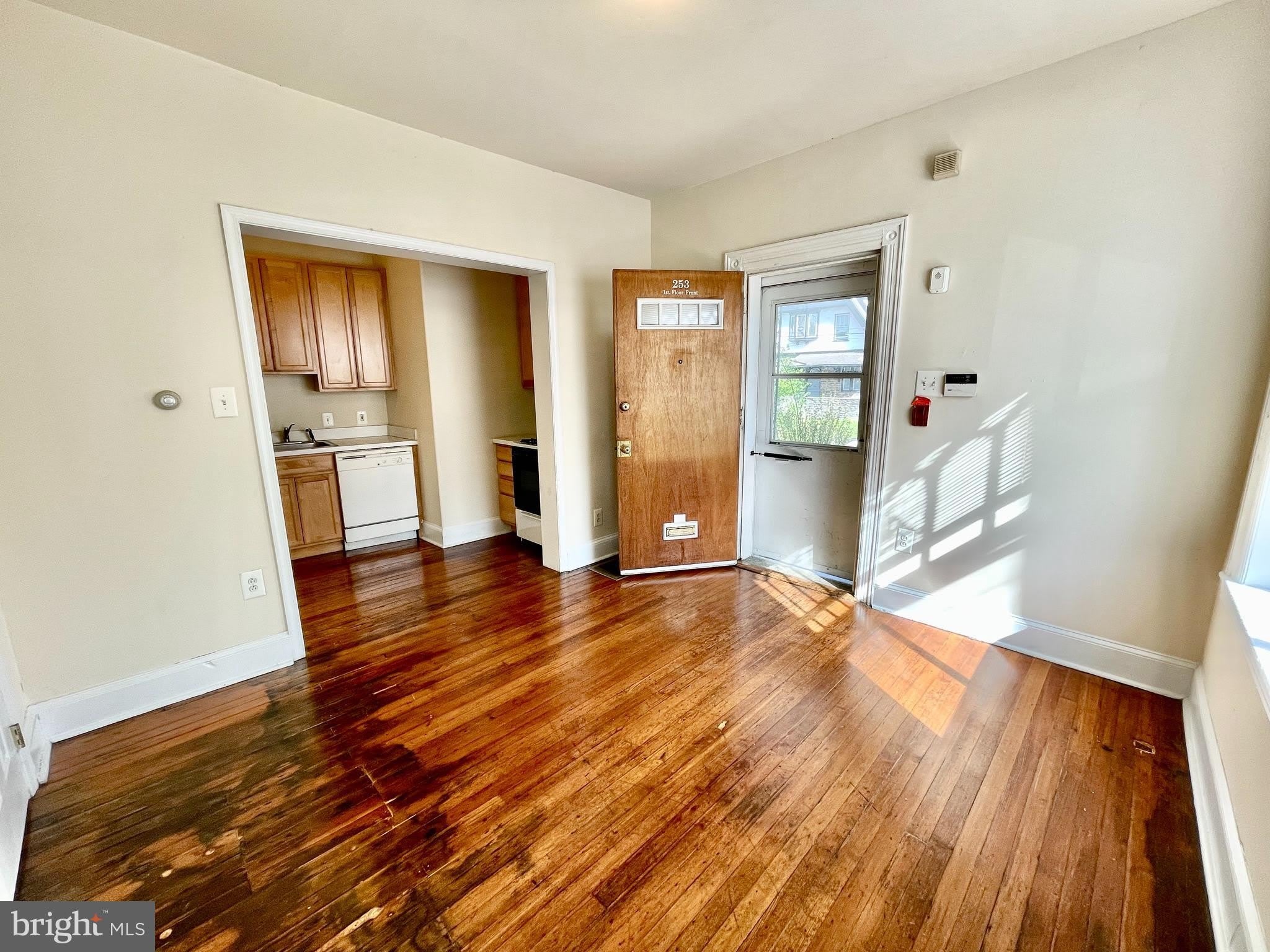 253 W HANSBERRY Street – photo 4
