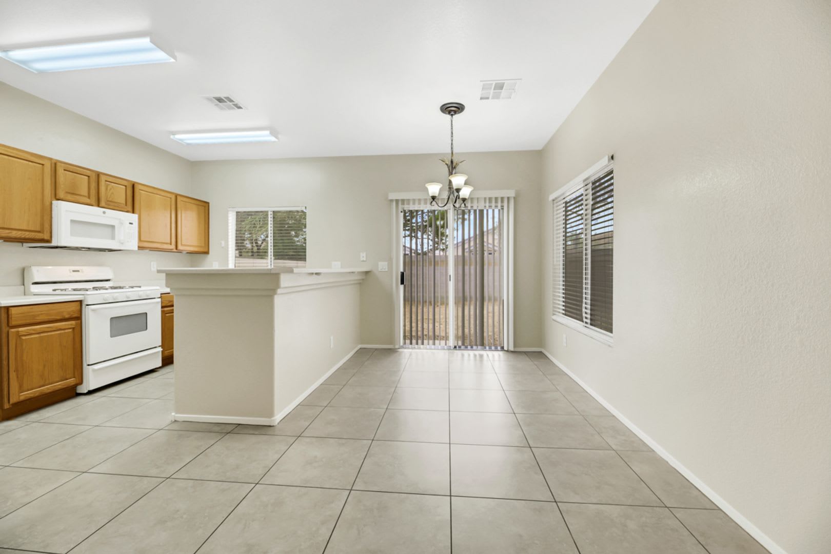 2 bedroom Townhome with a yard – photo 4