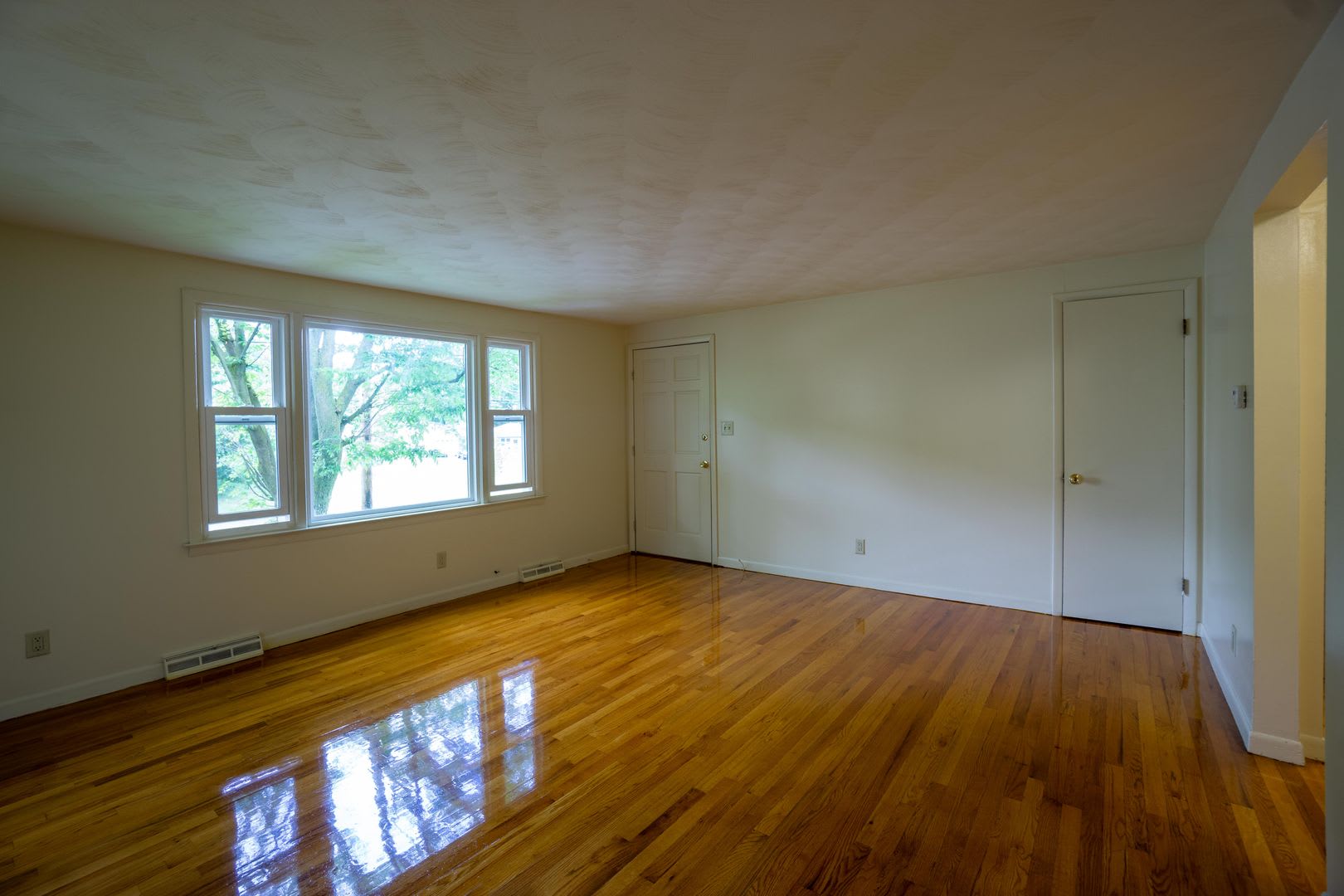 131 Houston Ave Avail 7 1 27 3 Bedroom With New Kitchen Bathroom And Hardwood Floors – photo 4