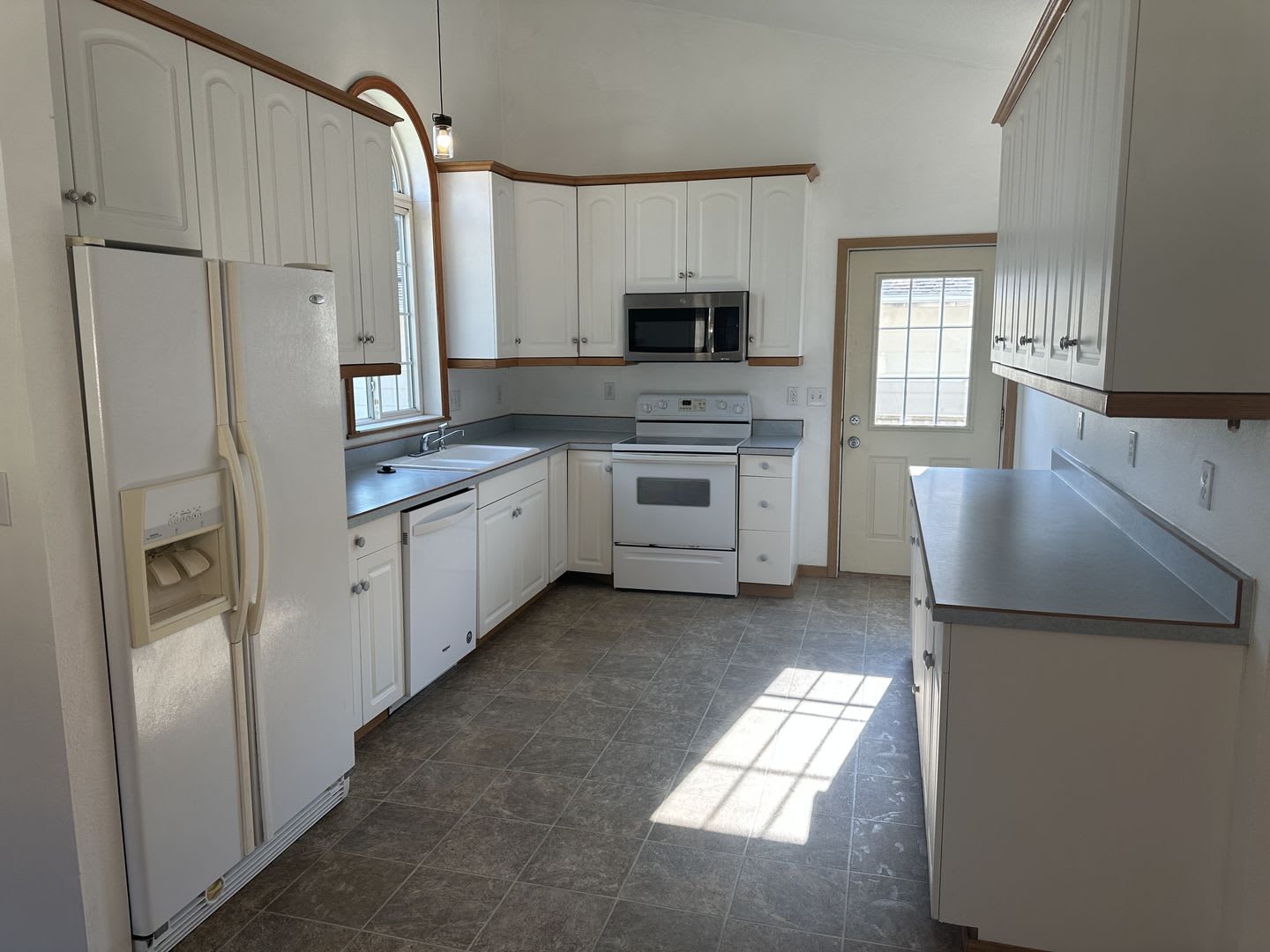 MOVE-IN SPECIAL! $500 OFF FIRST MONTH'S RENT! Large 4-Bedroom, 3-Bathroom House – photo 2