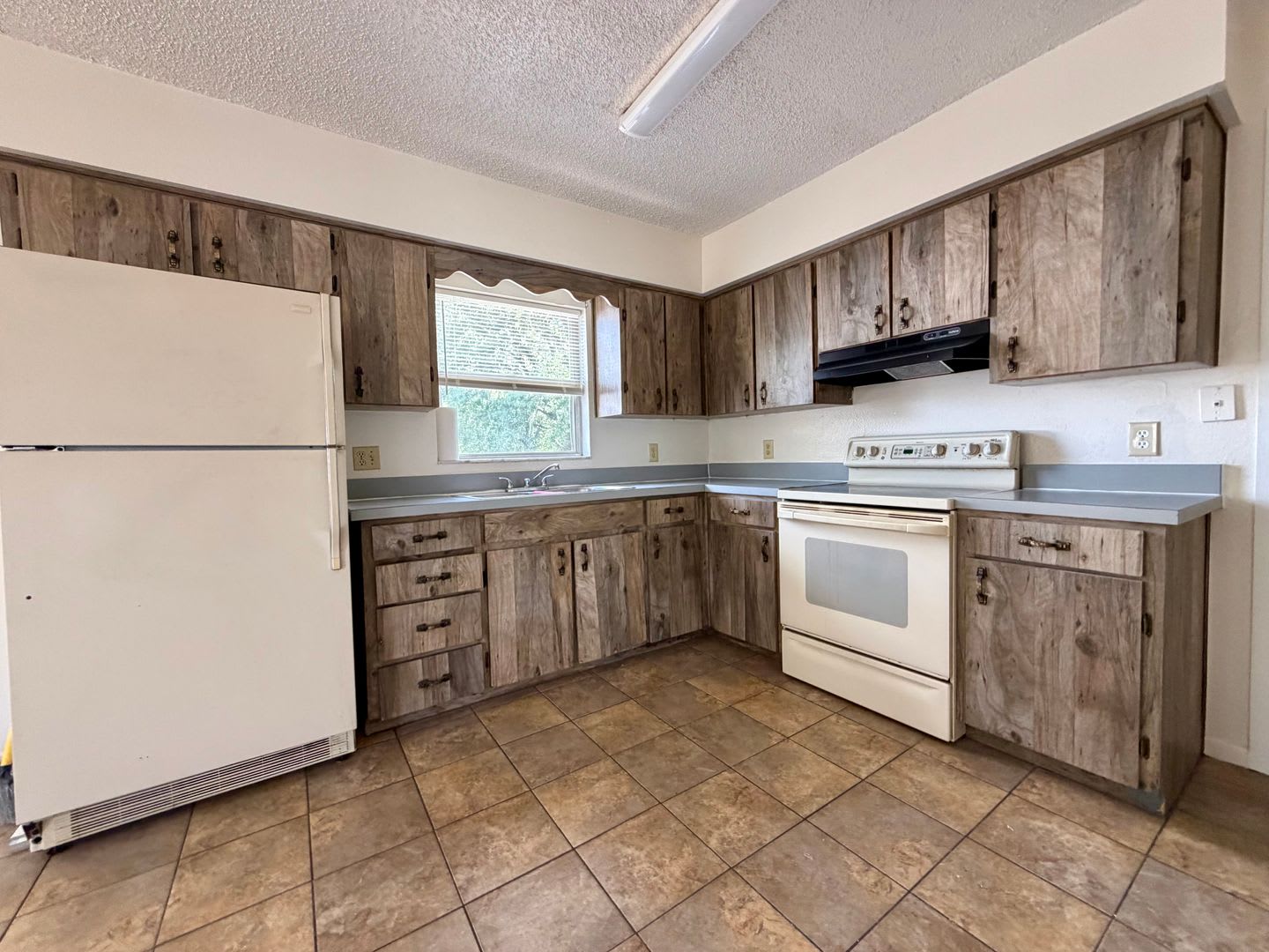 Adorable 2 bed/1 bath second floor apartment! – photo 3