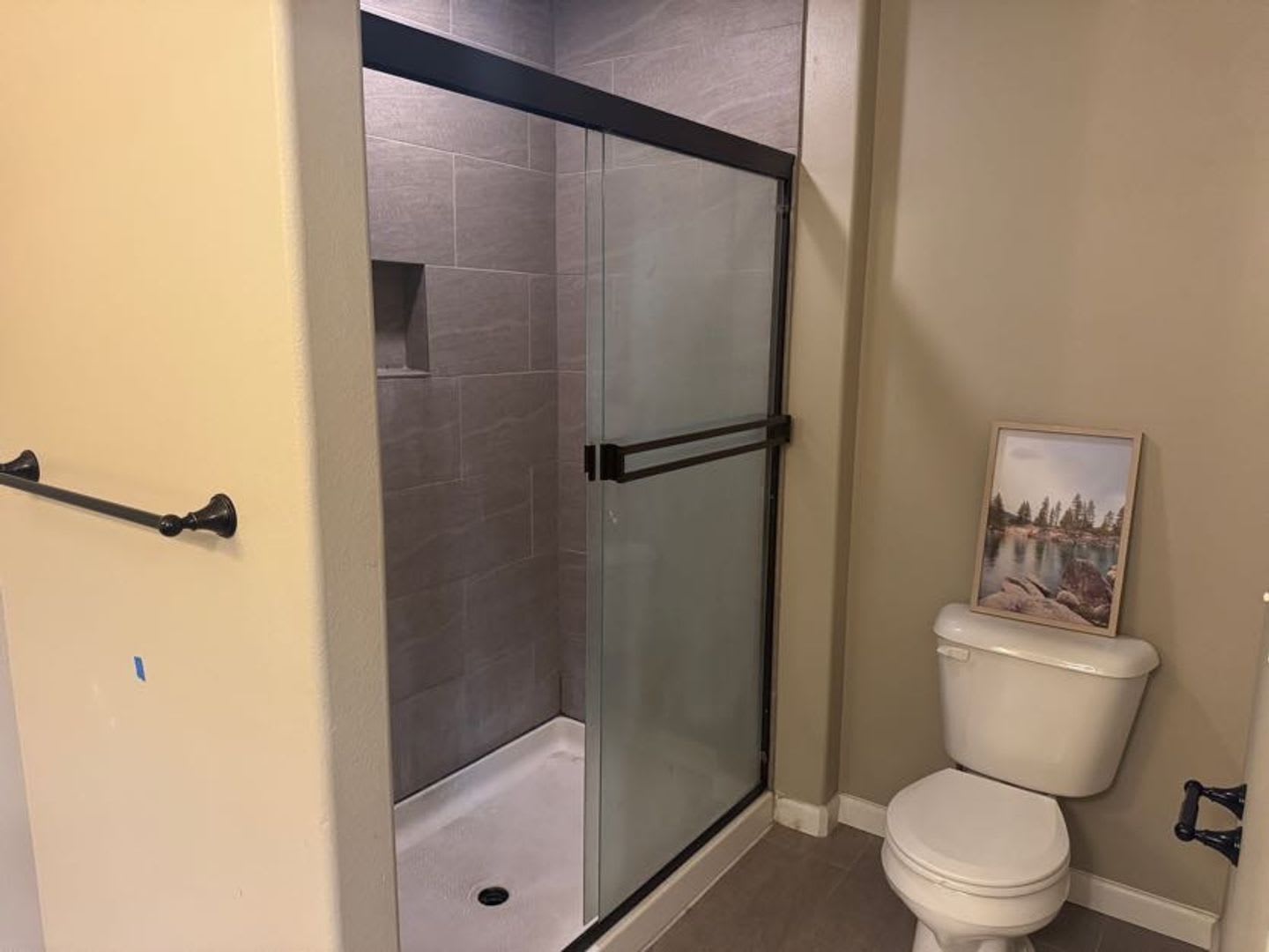 Spacious 3 Bedroom, 2.5 Bathroom Home in Prime Location – photo 3
