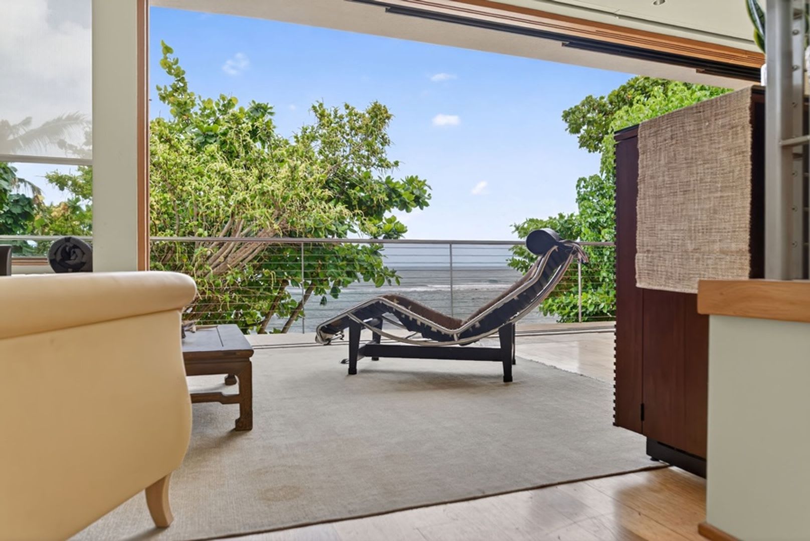 HaleGator: Award-Winning Oceanfront Home w/ Rooftop Lanai & Ocean Views – photo 4