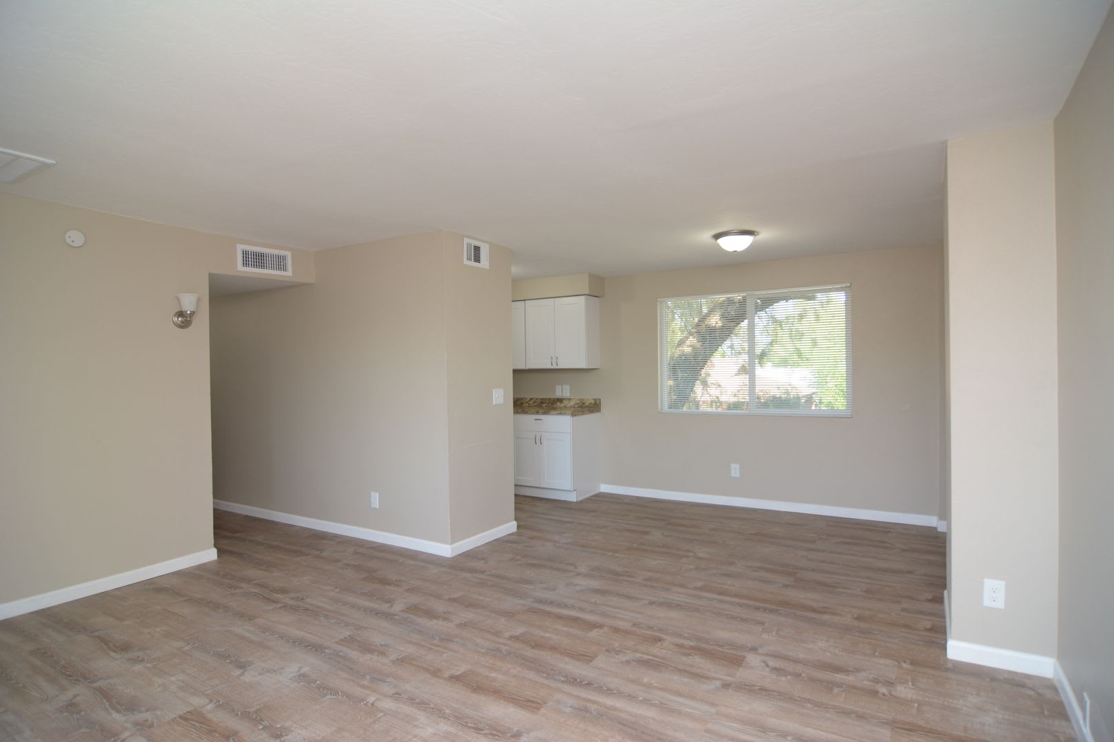 Remodeled 3 Bedroom 1 Bath Five Plex Close To Downtown And The Uofa – photo 5
