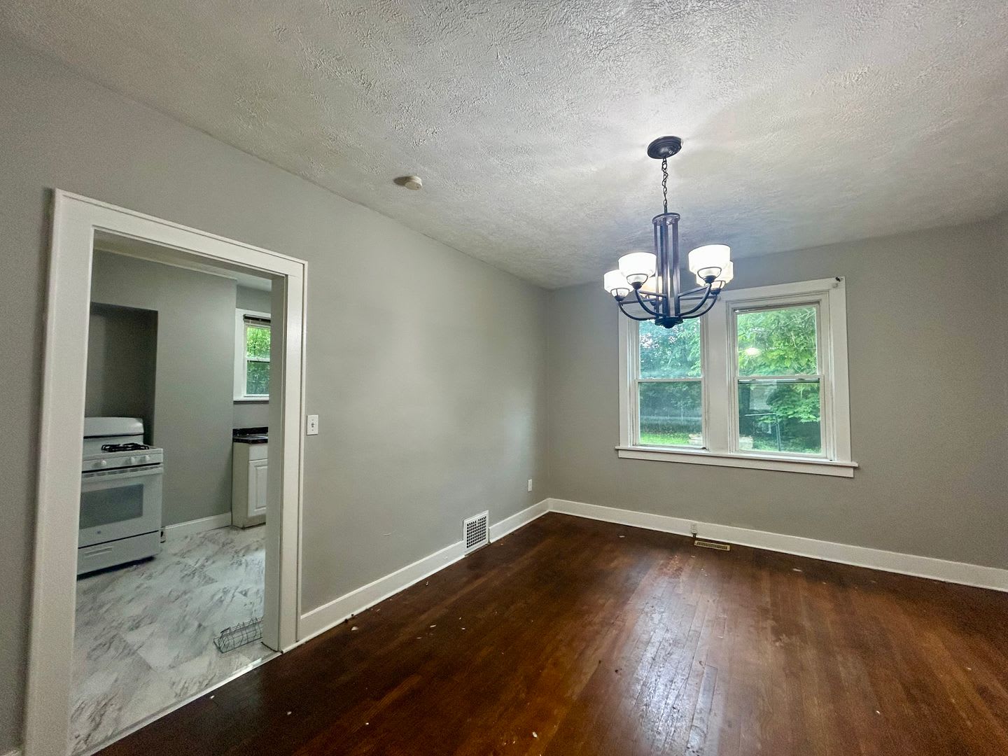 Available Now! Spacious 4 Bedroom Home in Marshall Shadeland – photo 5