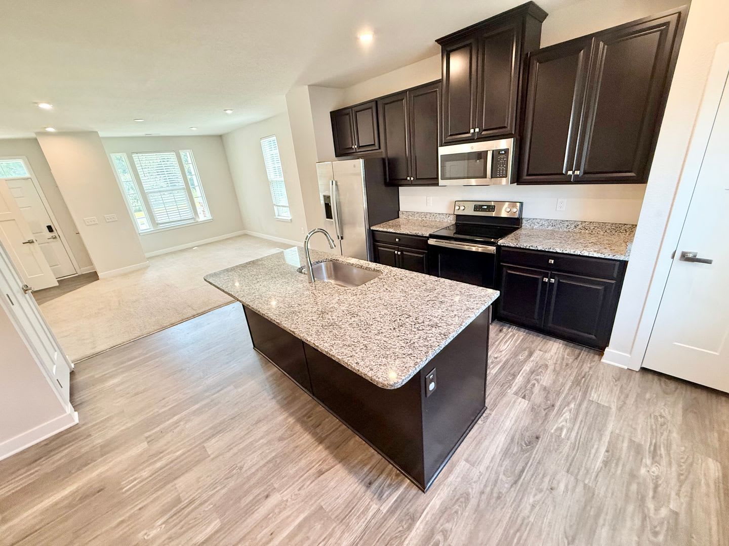 ***RENT READY-Minutes from the Base, Casino, and Ship Yard!”** – photo 1
