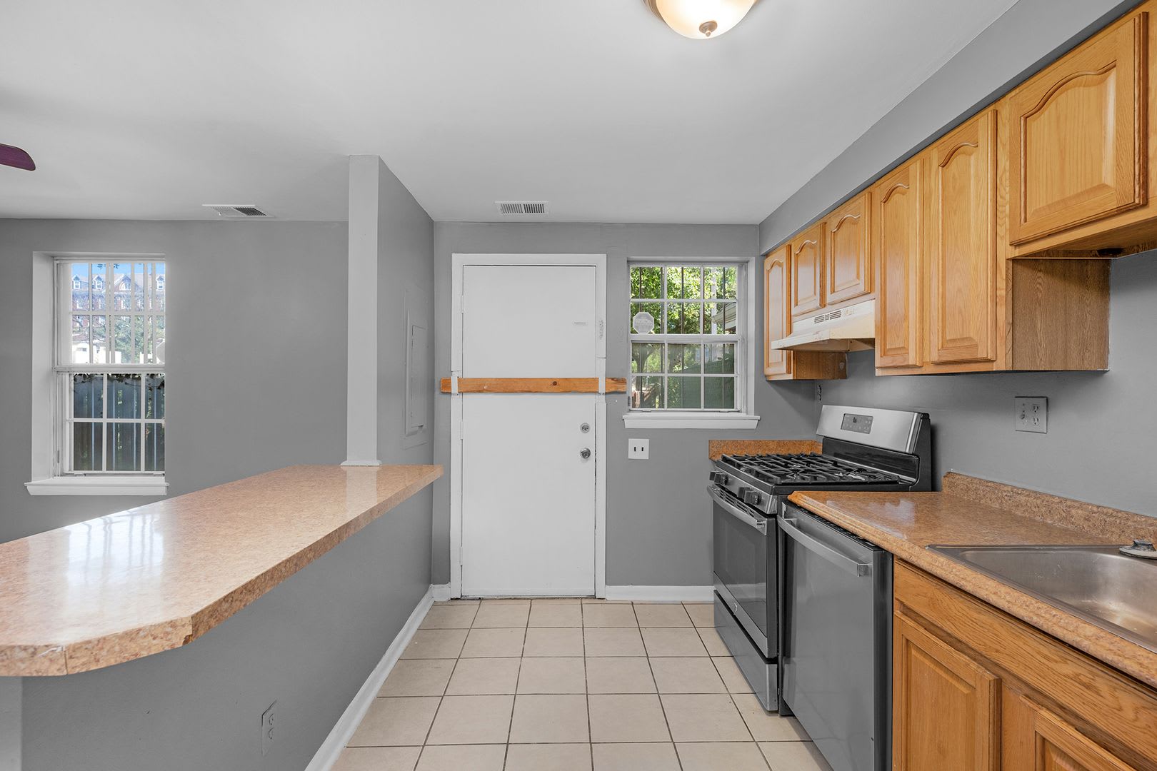 Newly Renovated 3 Bedroom in Old Town Baltimore! – photo 4