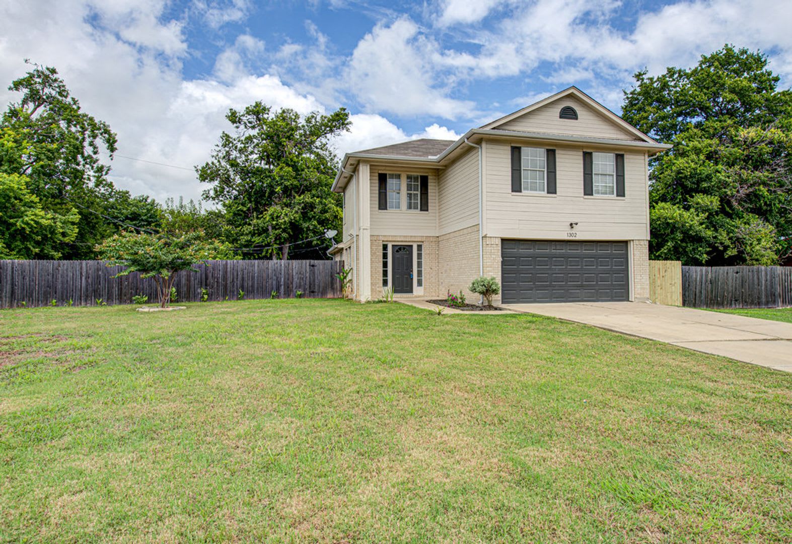 **THREE WEEKS FREE RENT!!** Fall in Love with this 3-Bedroom, 2.5-Bath Home in a Cul-de-Sac! – photo 2