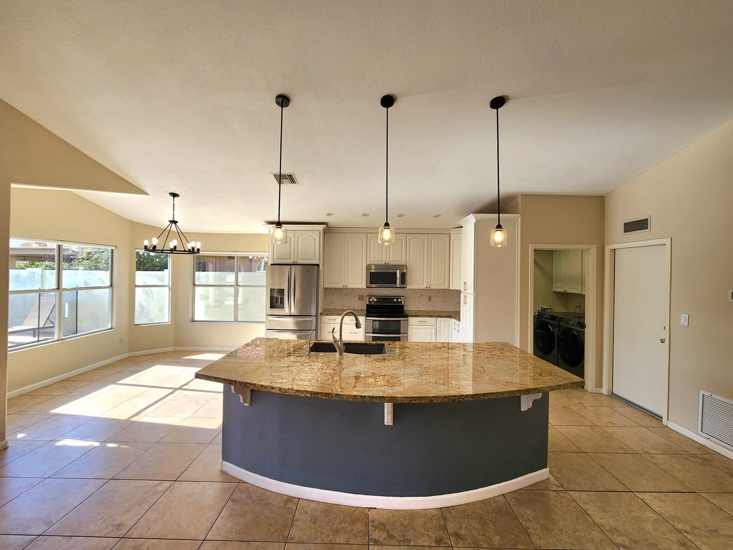 3 Bedroom/2 Bath In Phoenix! No HOA & Private Pool – photo 4