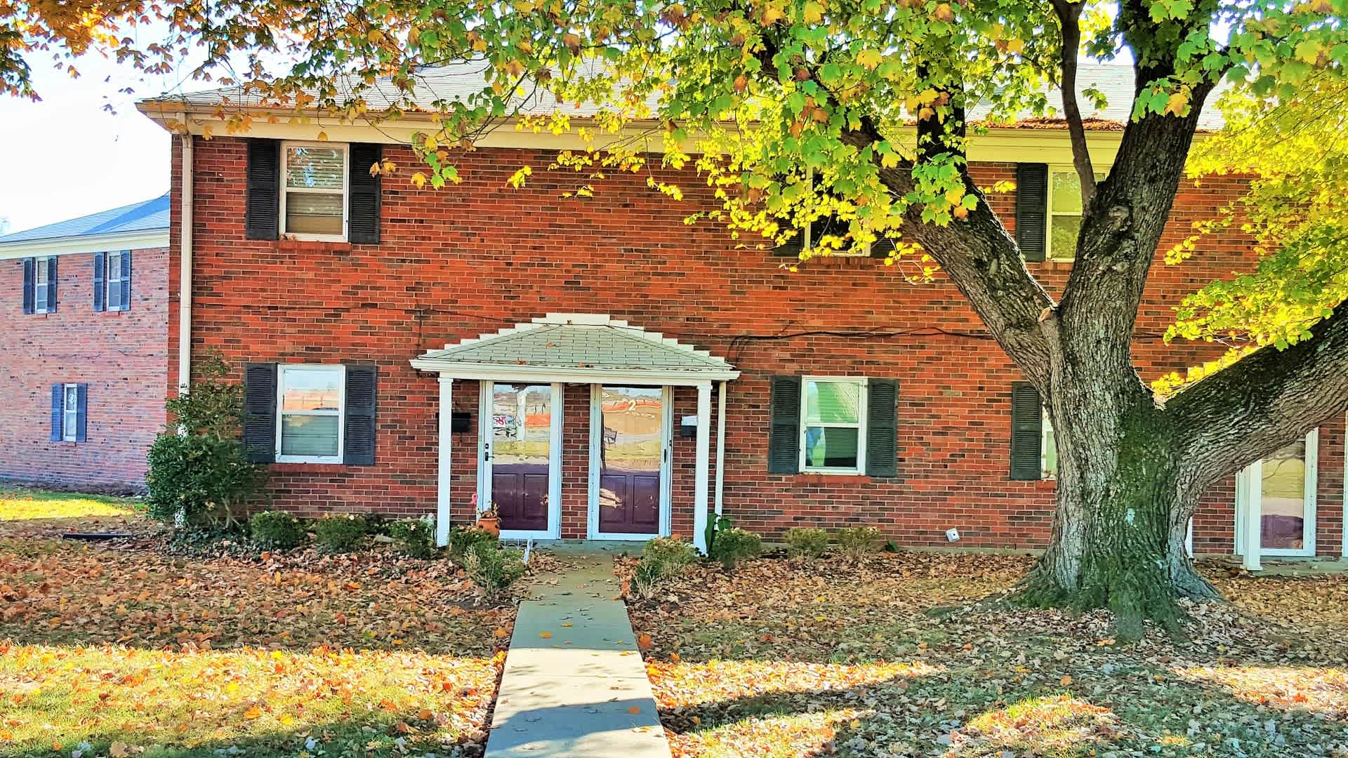 Fantastic 2 Bedrooms, 1.5 Baths, Townhouse, Close to St. Matthews and Bowman Field! – photo 2