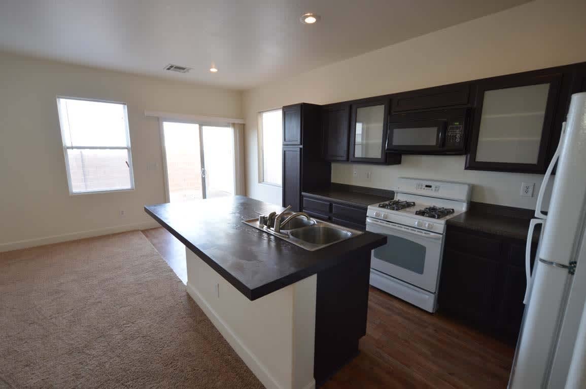 Spacious 3 Bedroom Henderson Home With Dual Garages – photo 4