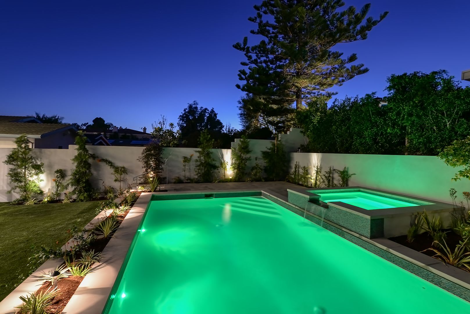 Must See 5 Bedroom 5 Bath In Manhattan Beach Hill Section Swimming Pool Spa Lovely Backyard Smart Home Features – photo 2