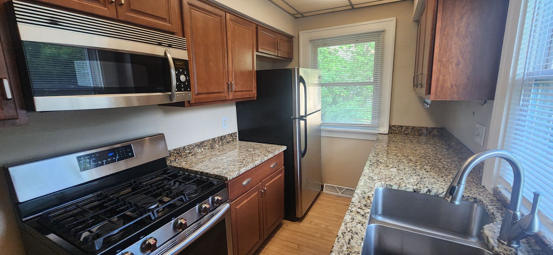 Fully fenced yard with stainless steel appliances including gas stove! – photo 1